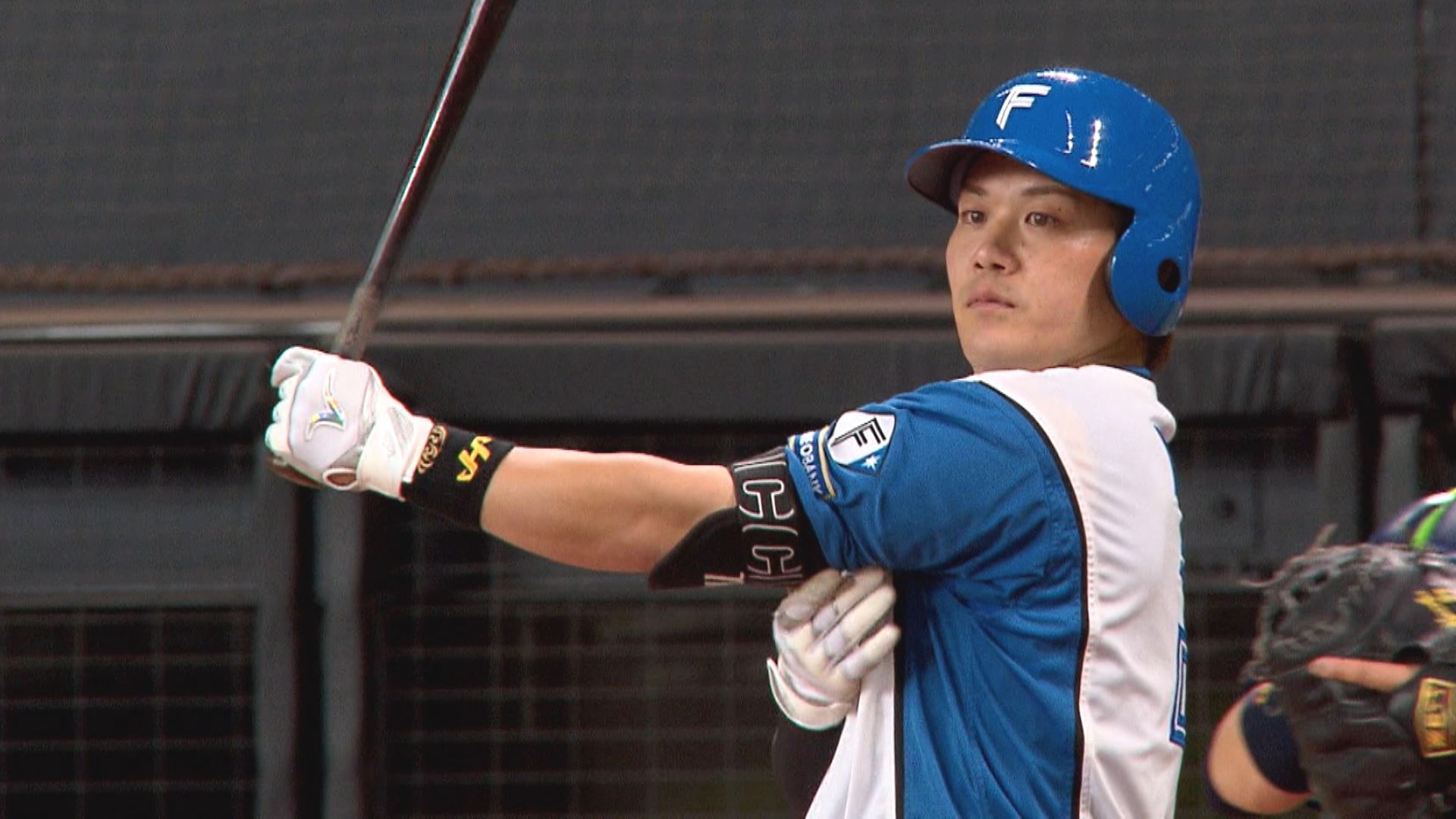 バッターボックスに立つ伏見寅威選手