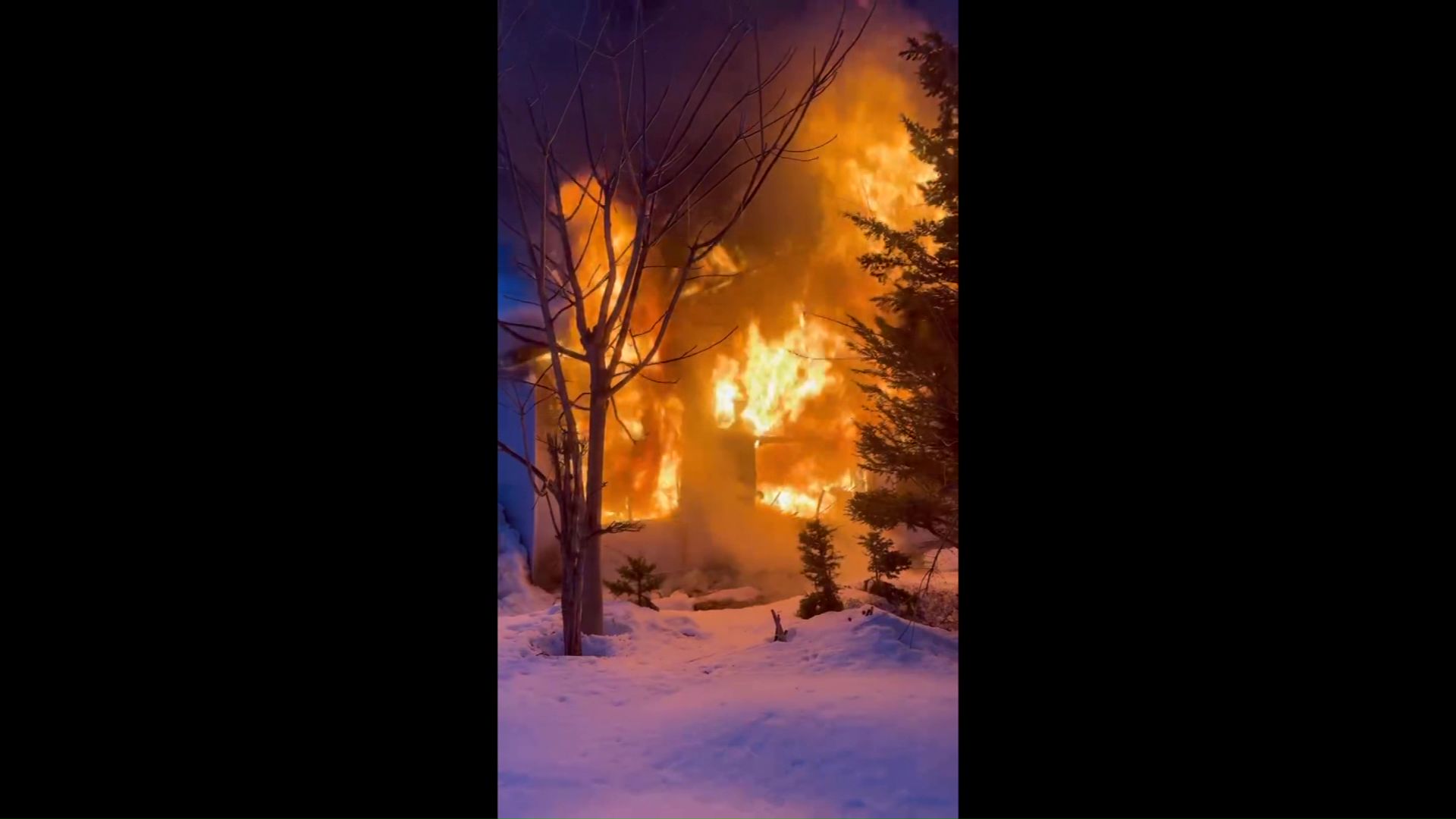 住宅を真っ赤に包む激しく立ちのぼる炎(提供:視聴者)