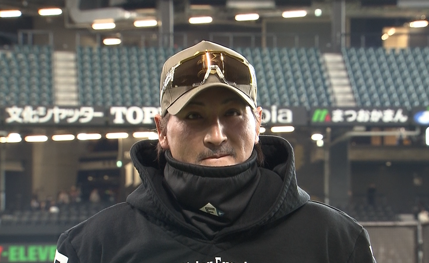 メディアの前で協賛スポンサーの発表を行う新庄剛志監督