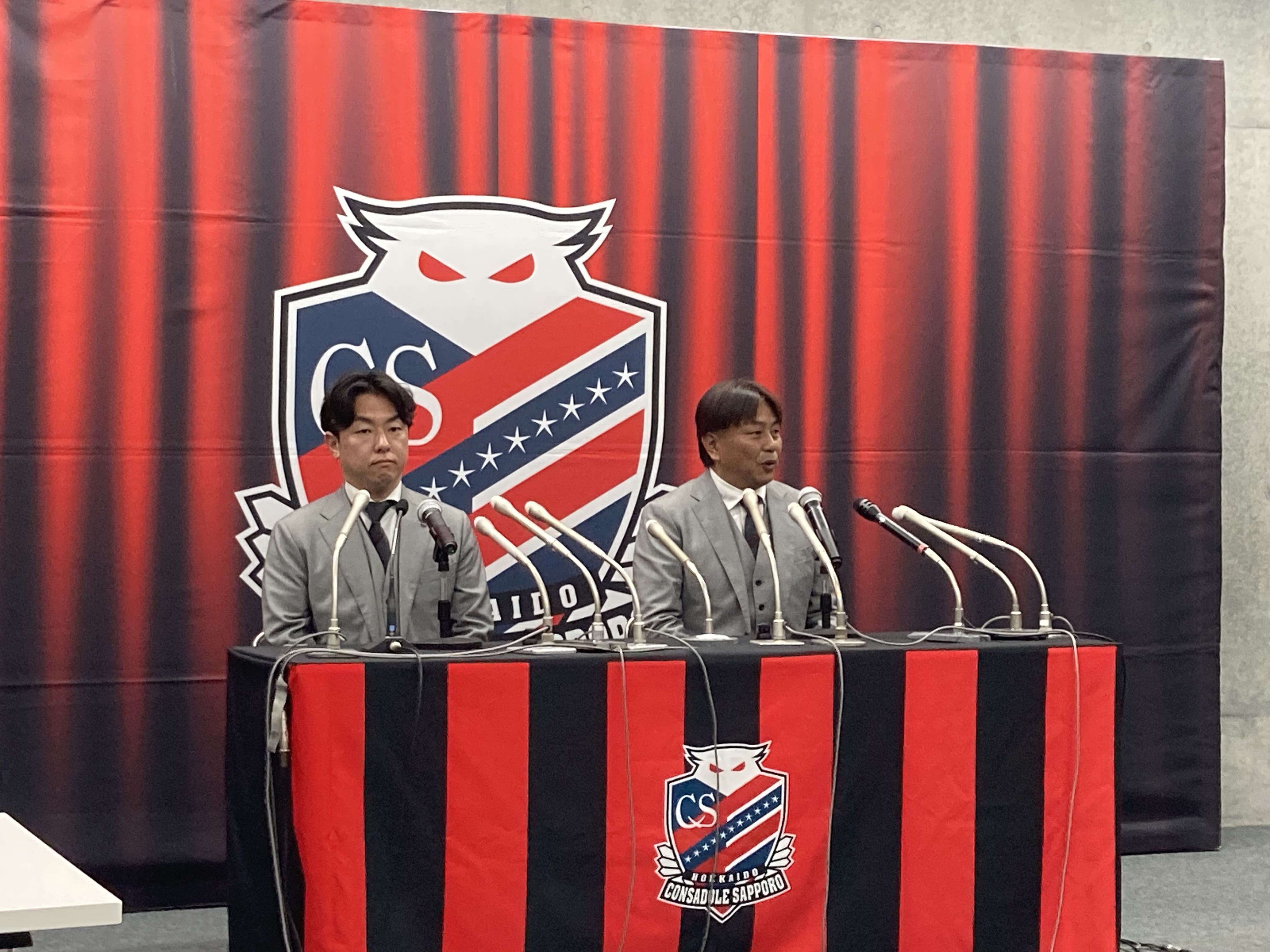 新経営体制発表会見に臨んだ石水創代表取締役社長（左）と退任が発表された三上大勝代表取締役GM（右）