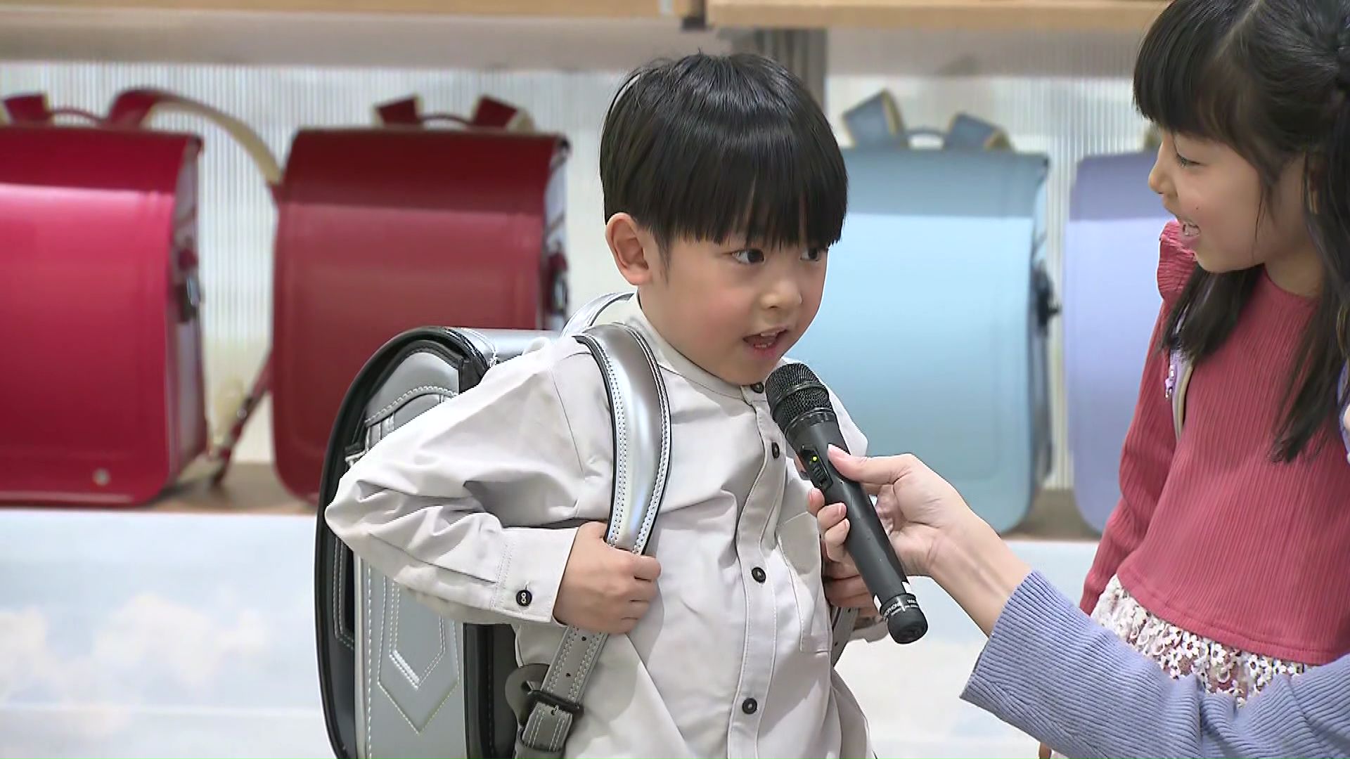 ランドセルを意気揚々と背負う男の子