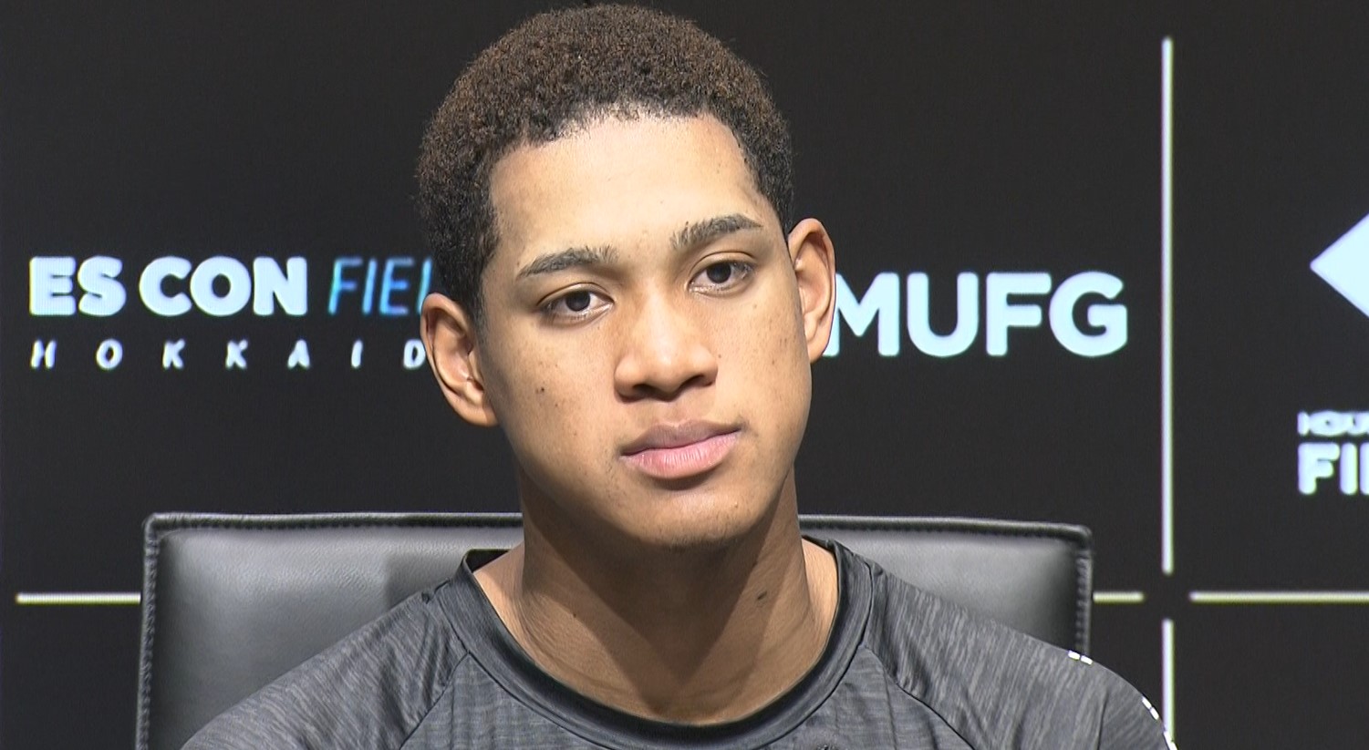 報道陣のインタビューに応じる万波中正選手