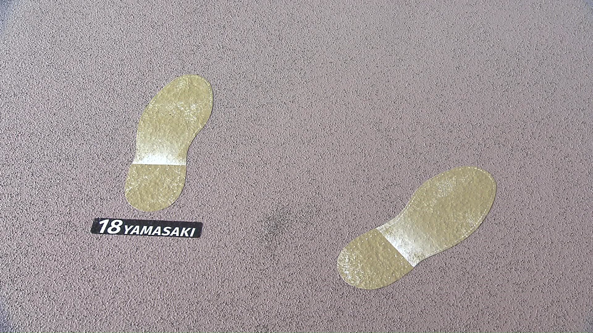 撮影場所に5人の立ち位置が記されている