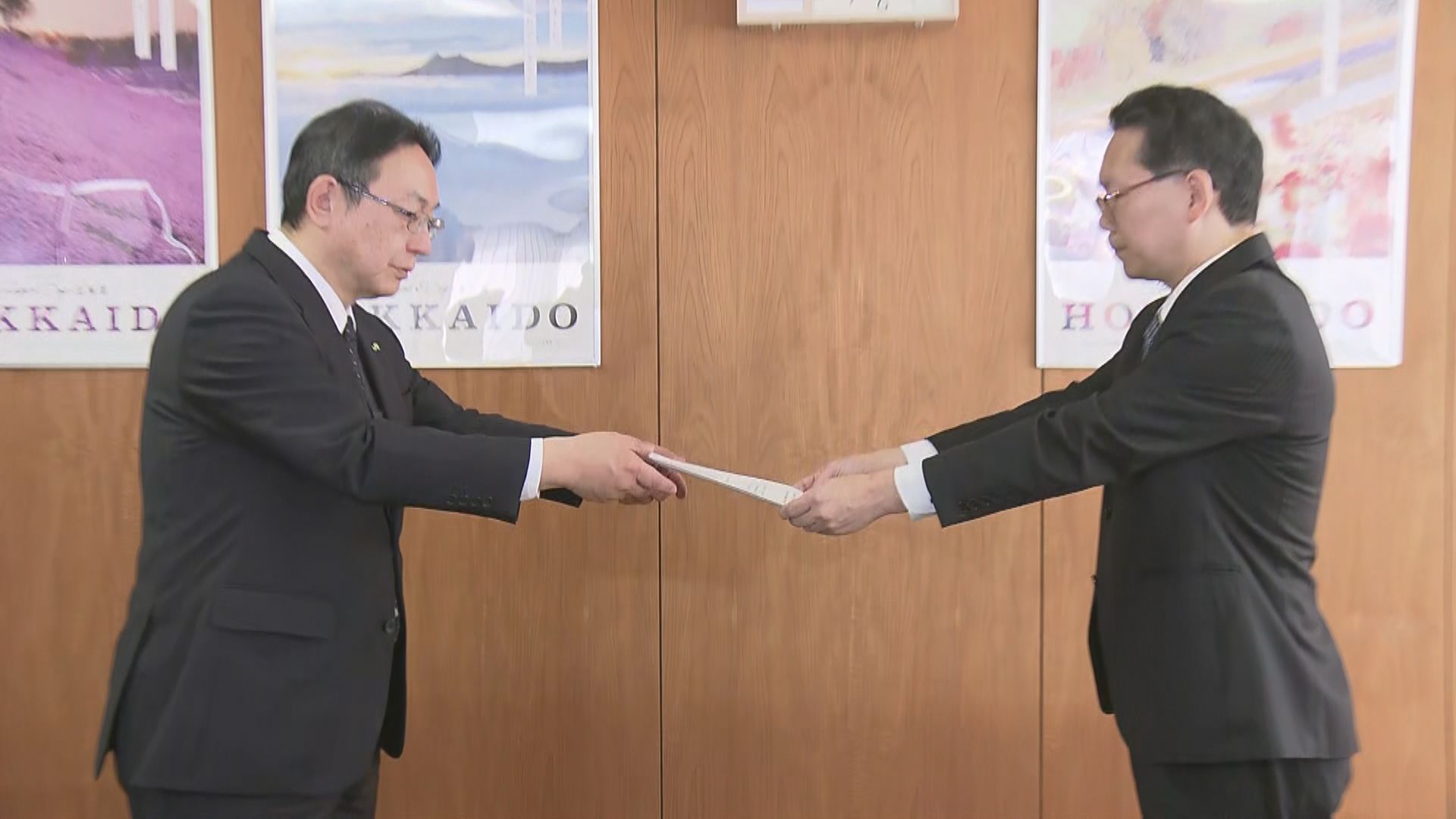 道運輸局の井上局長（右）から改善指示の文書を受け取るJR北海道の綿貫社長（31日午後2時ごろ）