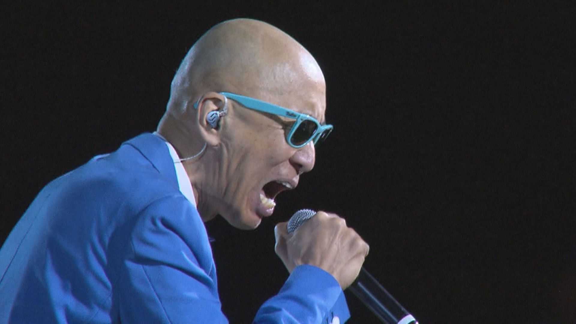 オープニングセレモニーで熱唱するサンプラザ中野くん