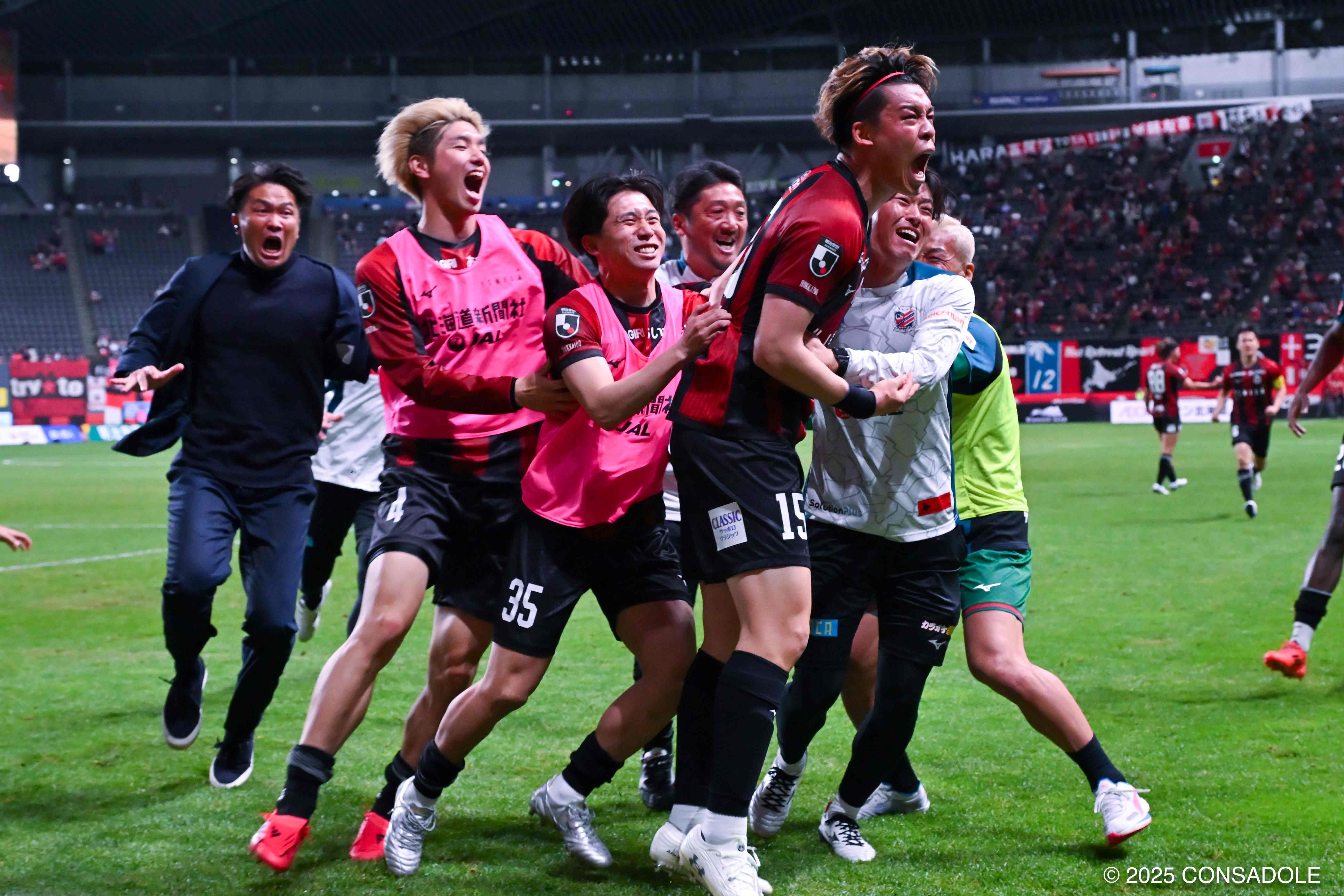 決勝ゴールの家泉怜依選手に駆け寄るベンチの選手とスタッフ 提供 北海道コンサドーレ札幌