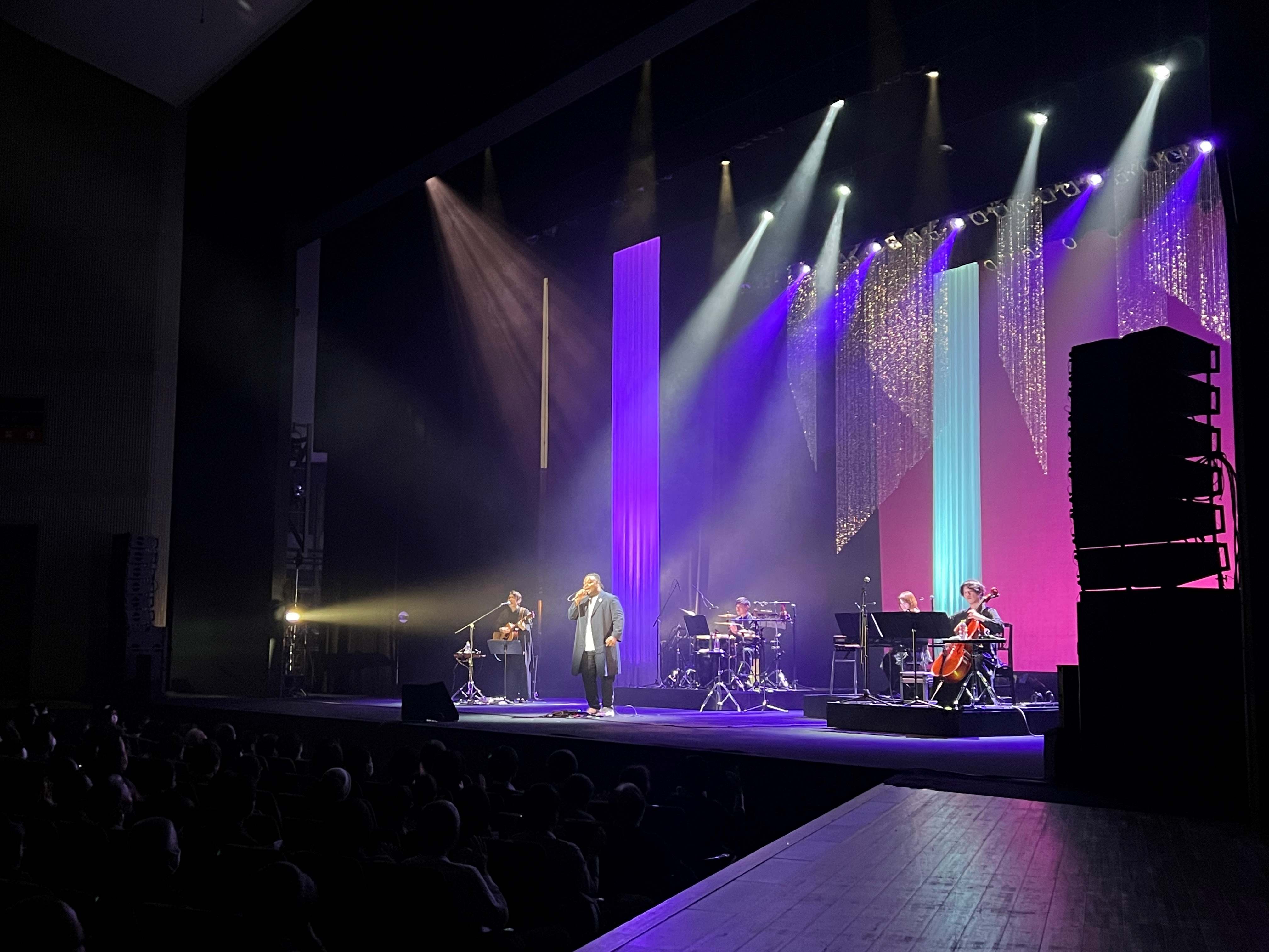 ライブでの様子 写真提供 WINメディテーションジャパン