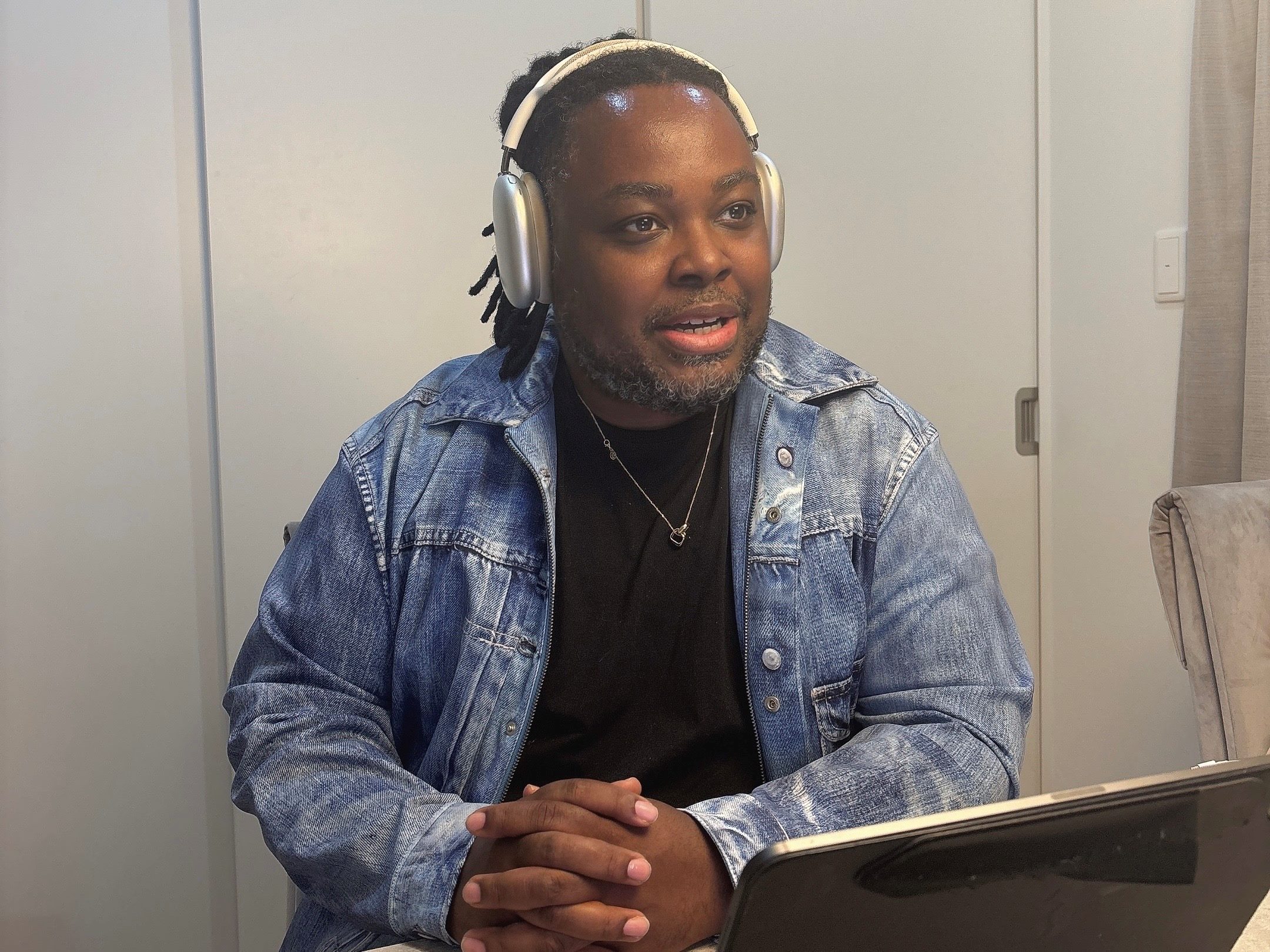 インタビューを受けるクリス・ハートさん　写真提供 WINメディテーションジャパン