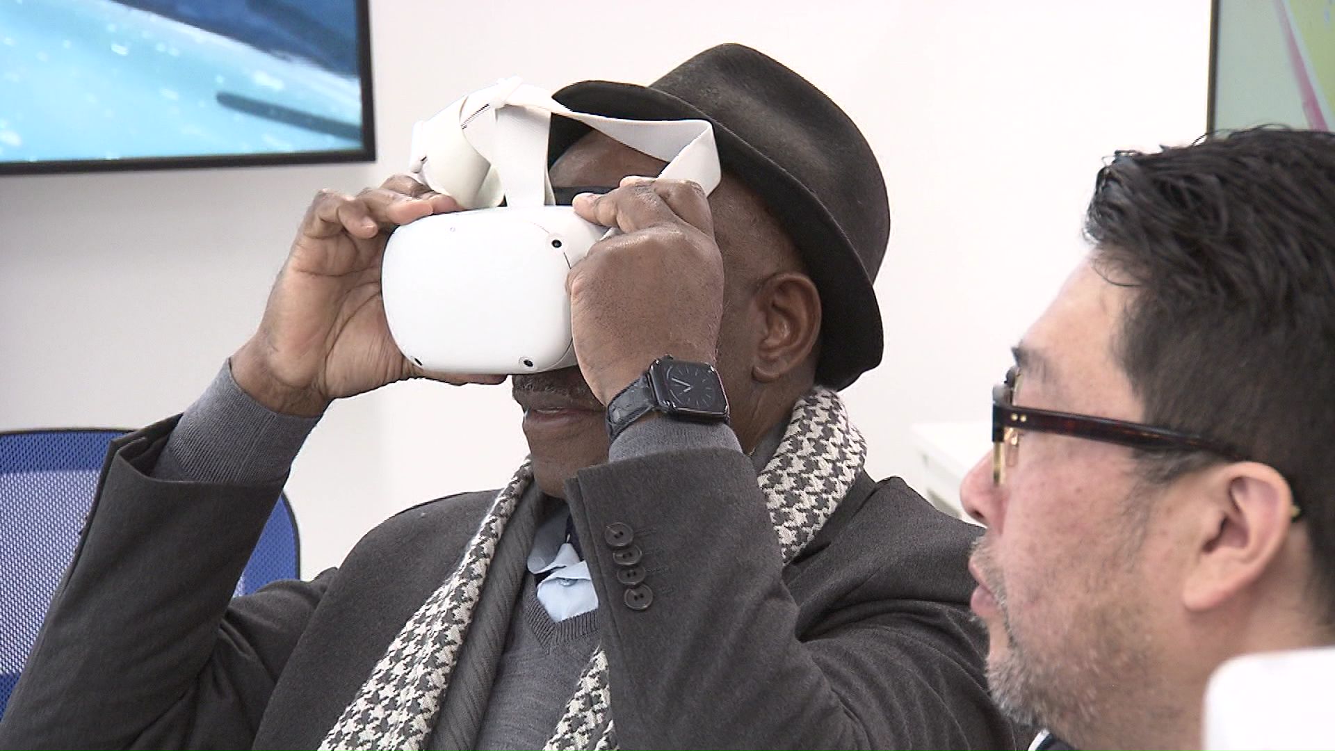 ヘッドマウントを装着する大使