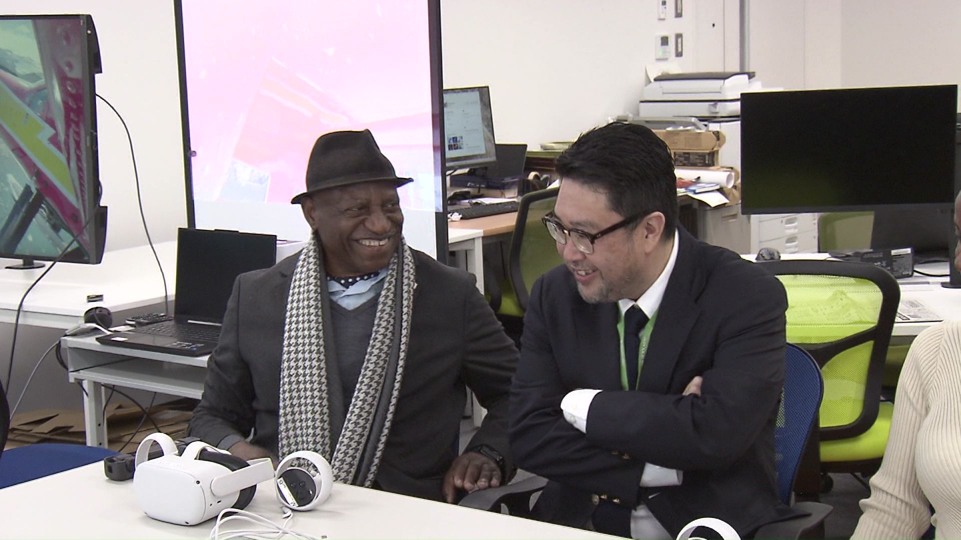 ルクムエナ・センダ大使(左)と川村教授(右)