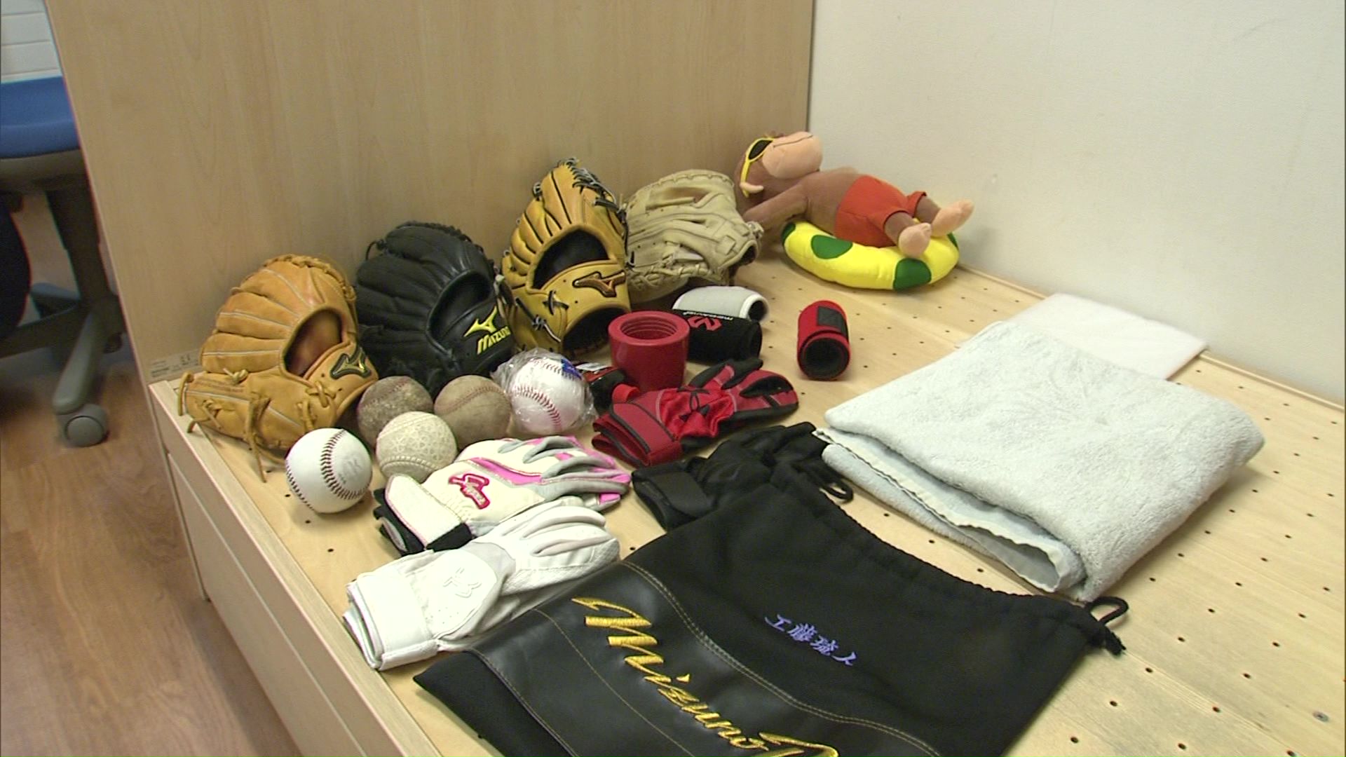 部屋にはたくさんの野球道具