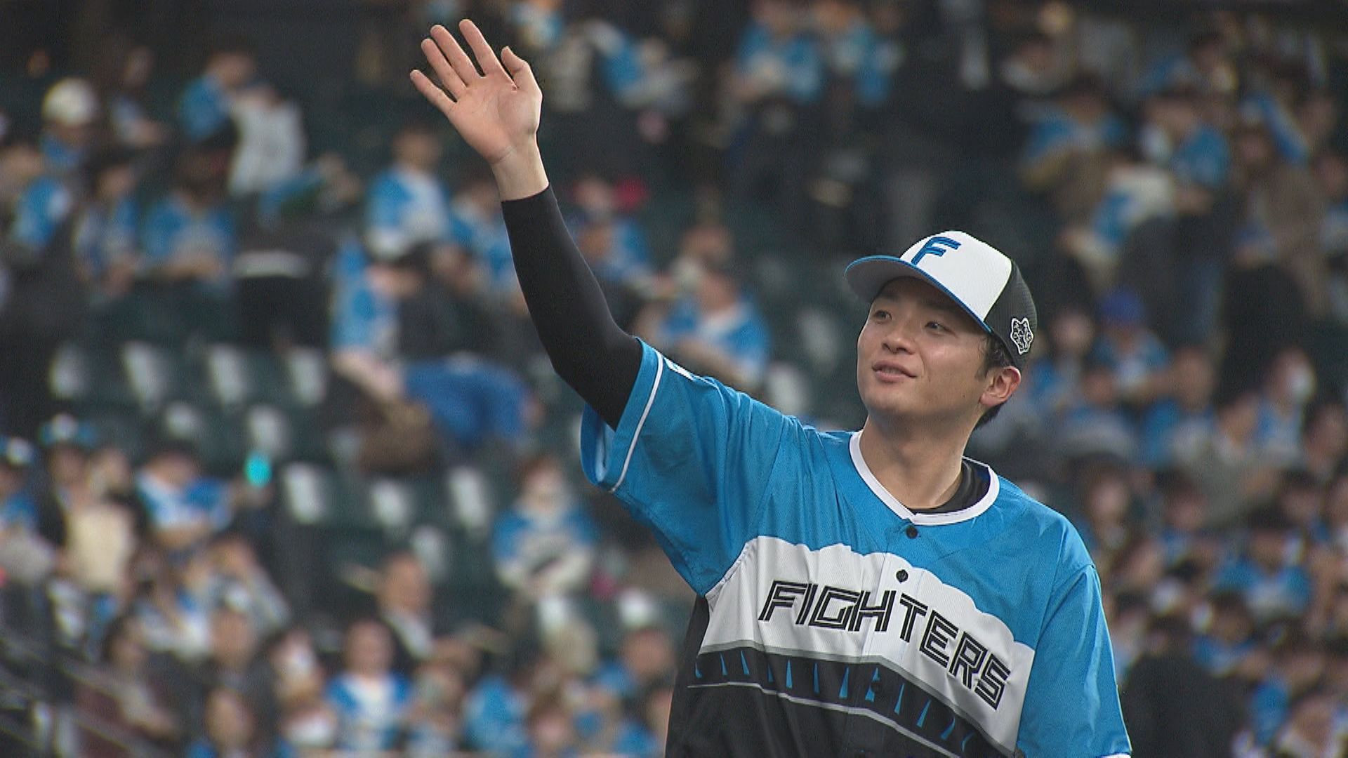 試合後ファンに手を振る郡司裕也選手