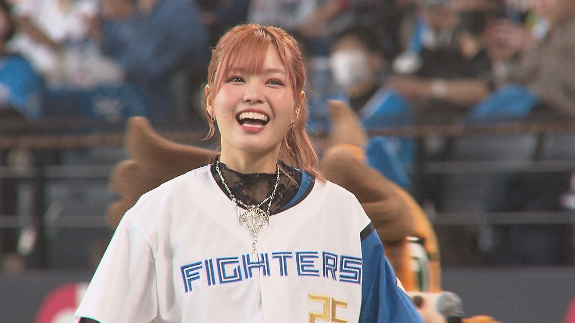 13日エスコンフィールドでファーストピッチを行ったMOSリーダーのErnaさん