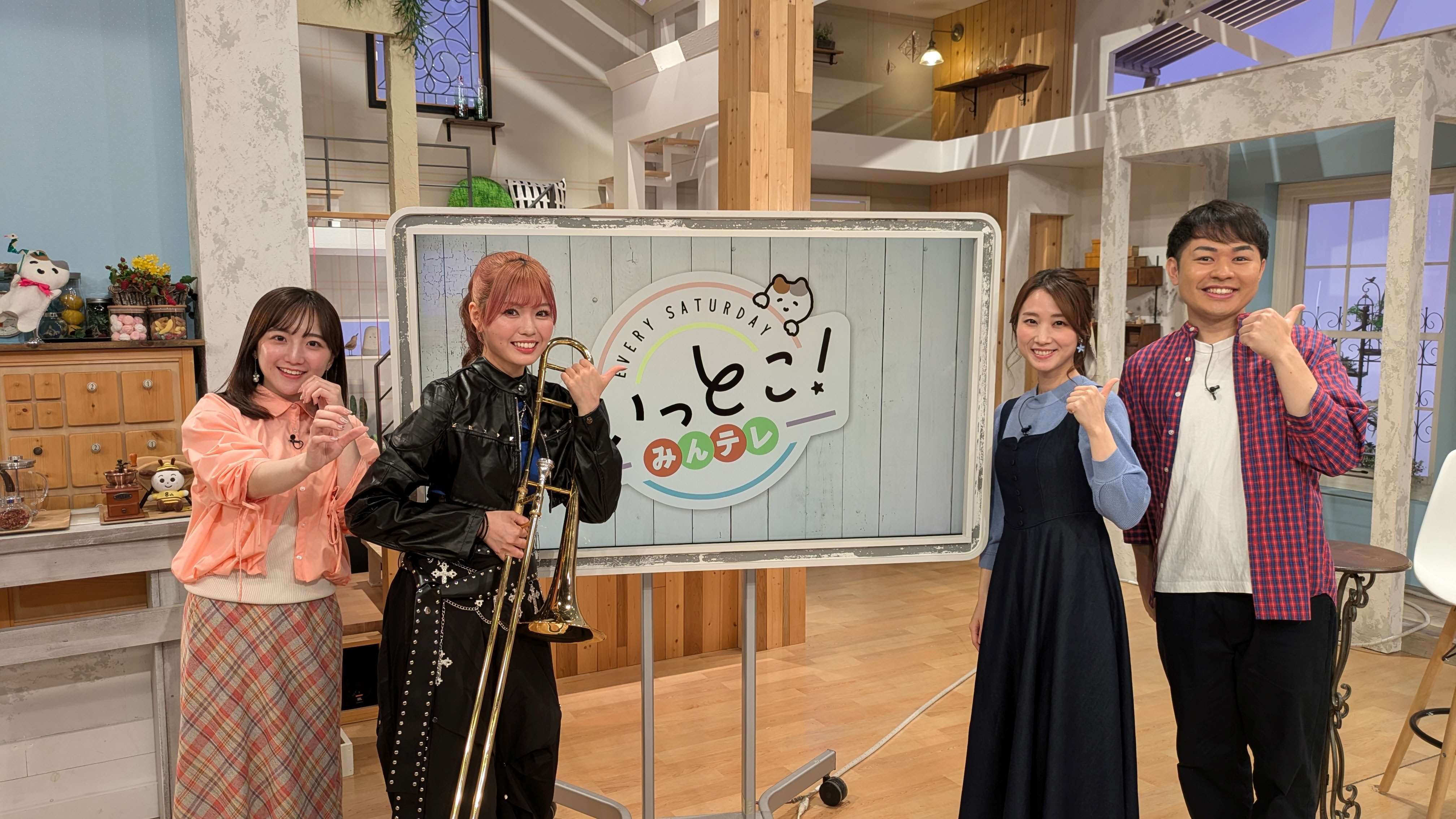 「いっとこ!みんテレ」の出演者右から江上太悟郎アナウンサー、柴田平美アナウンサー、Ernaさん、柴田祐里菜アナウンサー