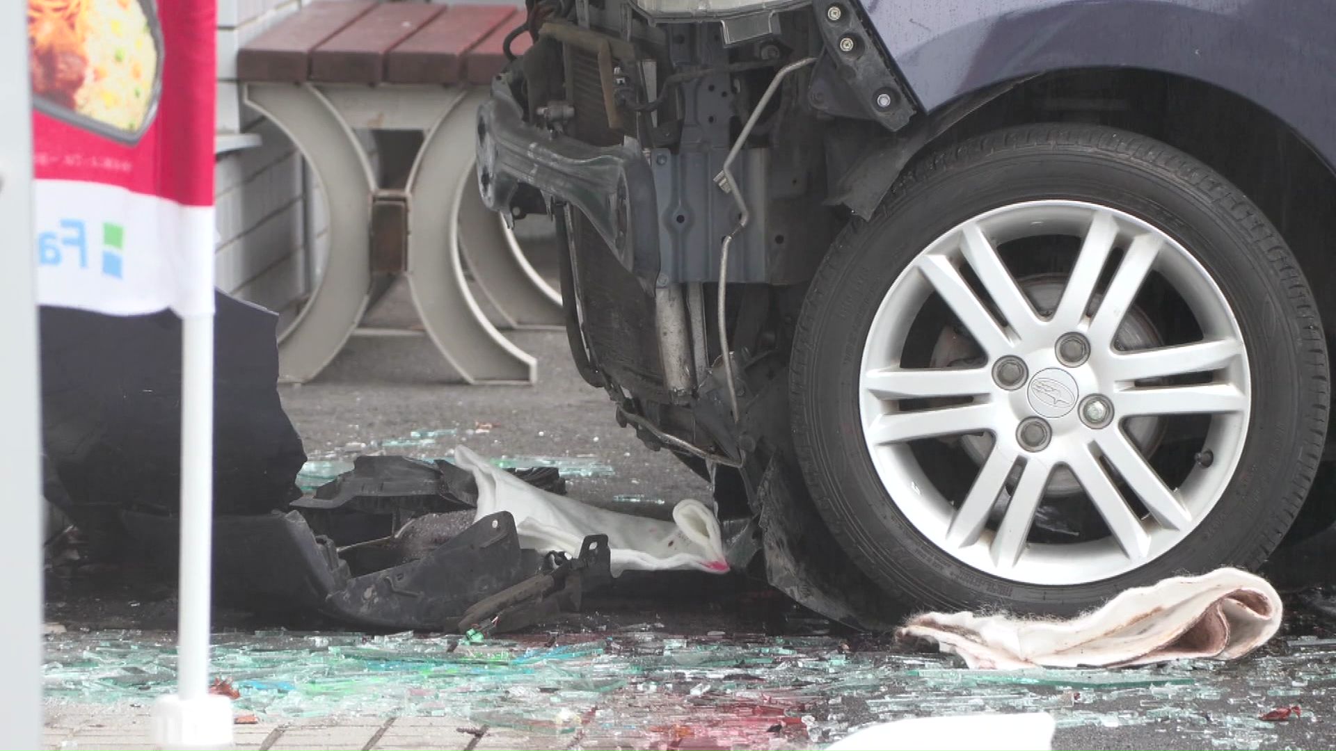 店のガラスは粉々に