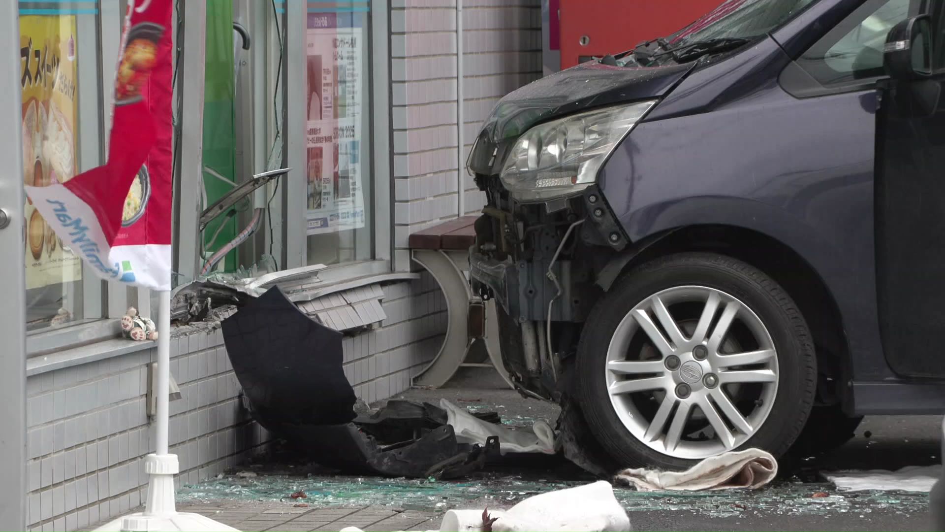 店に衝突した軽乗用車