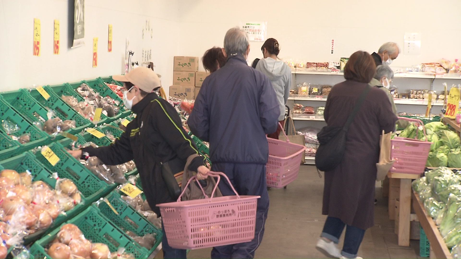 にぎわう直売所内