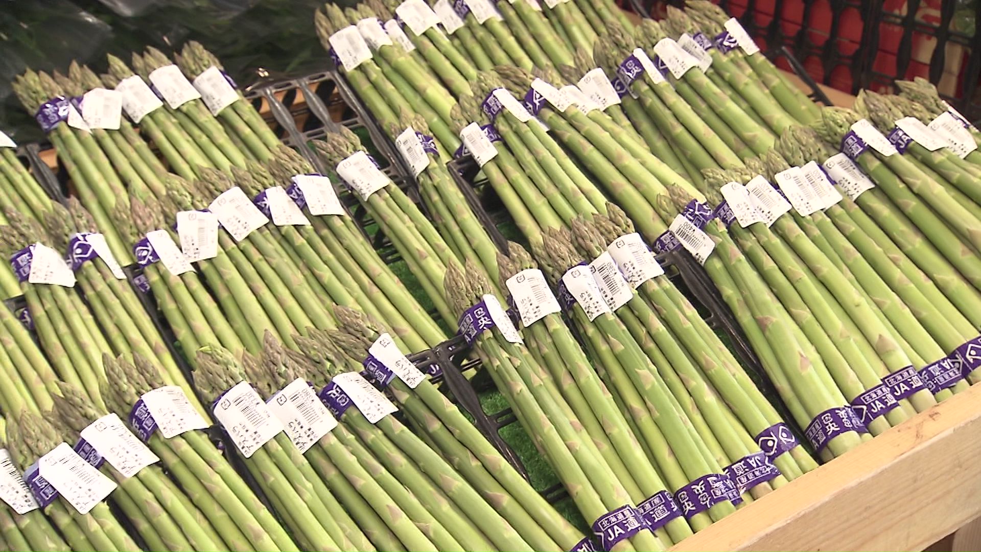 一番人気のアスパラ。まもなく露地物が並ぶ。