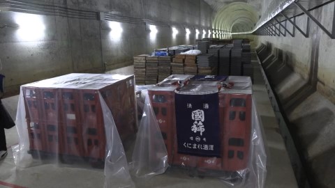 運びこまれた原酒となる純米酒218リットル