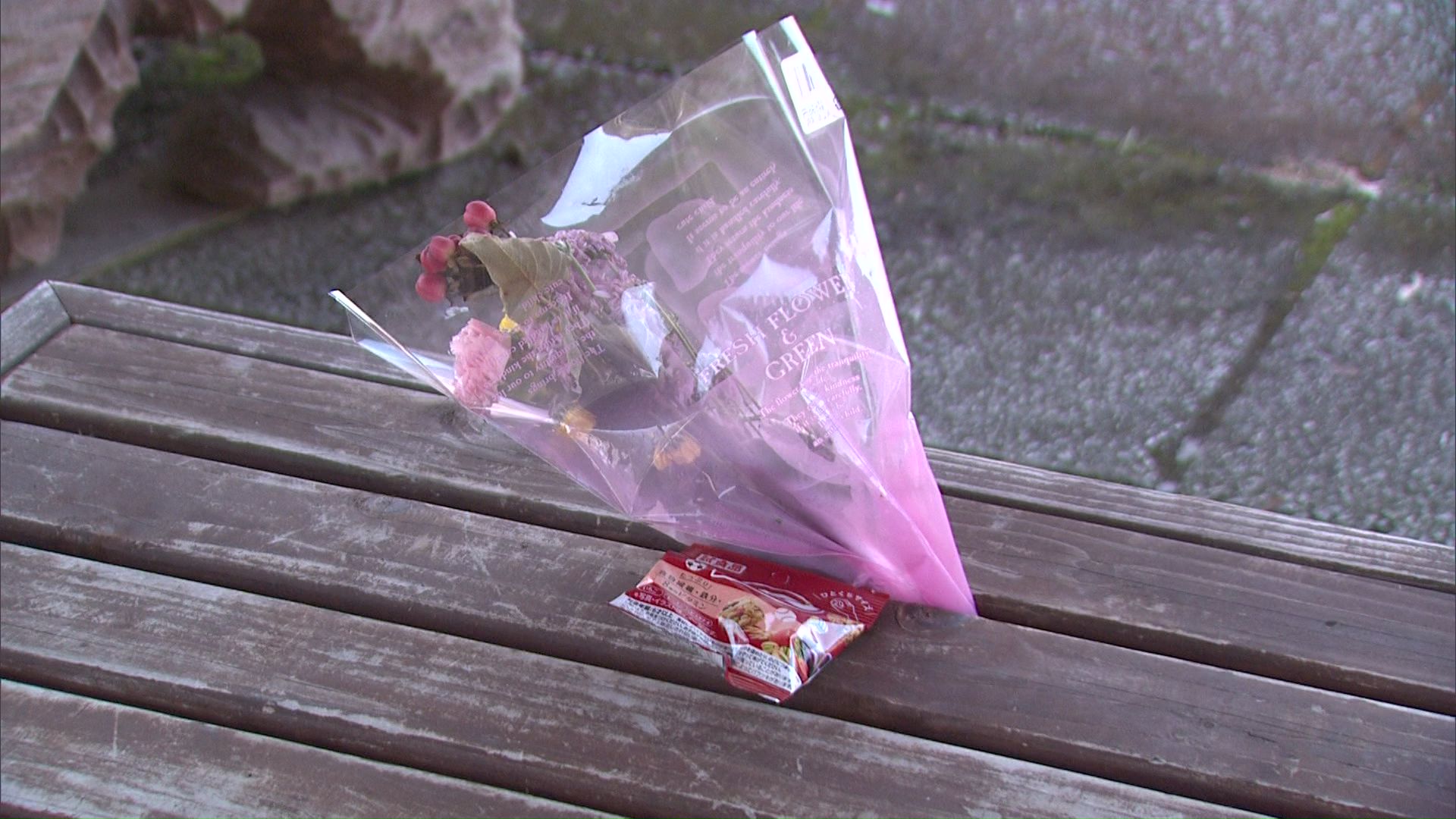 事件現場に供えられた花