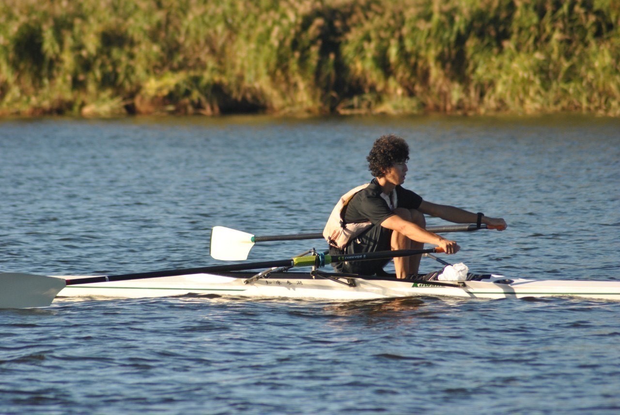 1人乗りボートで練習する小方さん。最大で9人乗りの種目があるという