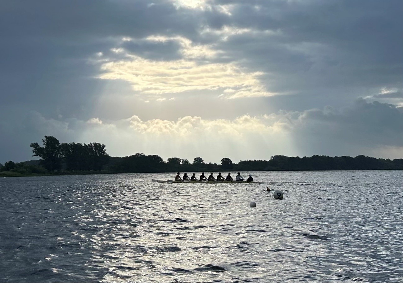 石狩市の茨戸川で練習する北大ボート部。大自然の中で自分の限界に挑み続ける