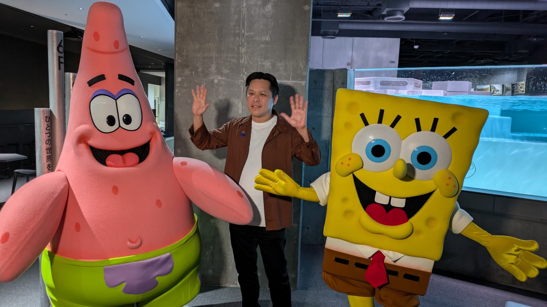 スポンジ・ボブ、パトリックとAOAO山内將生館長