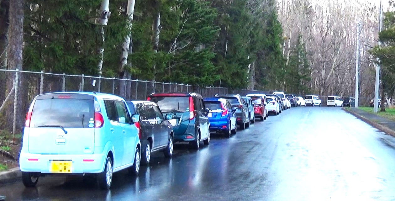 迷惑駐車の車列