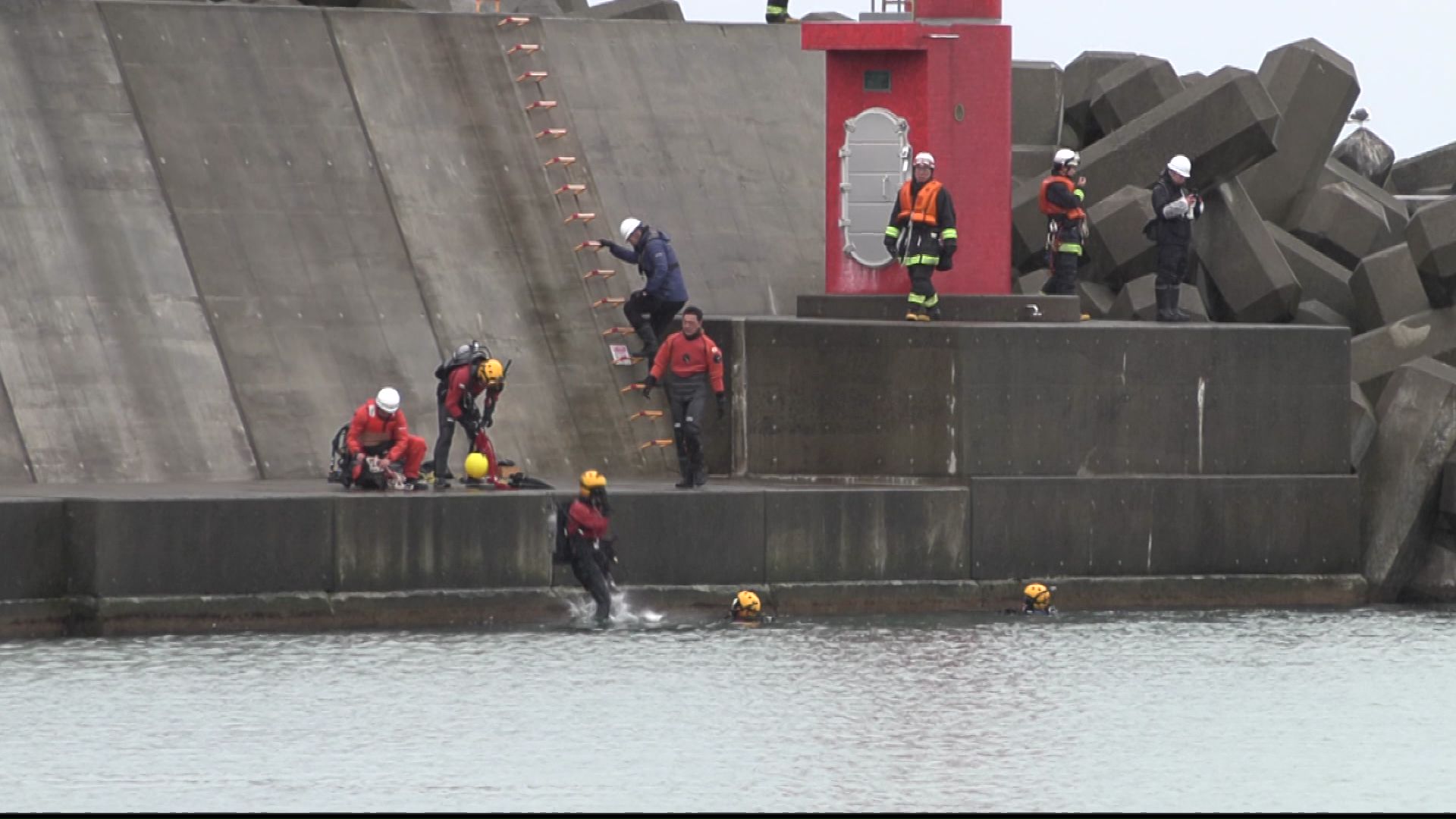 ダイバーらによる捜索が続く