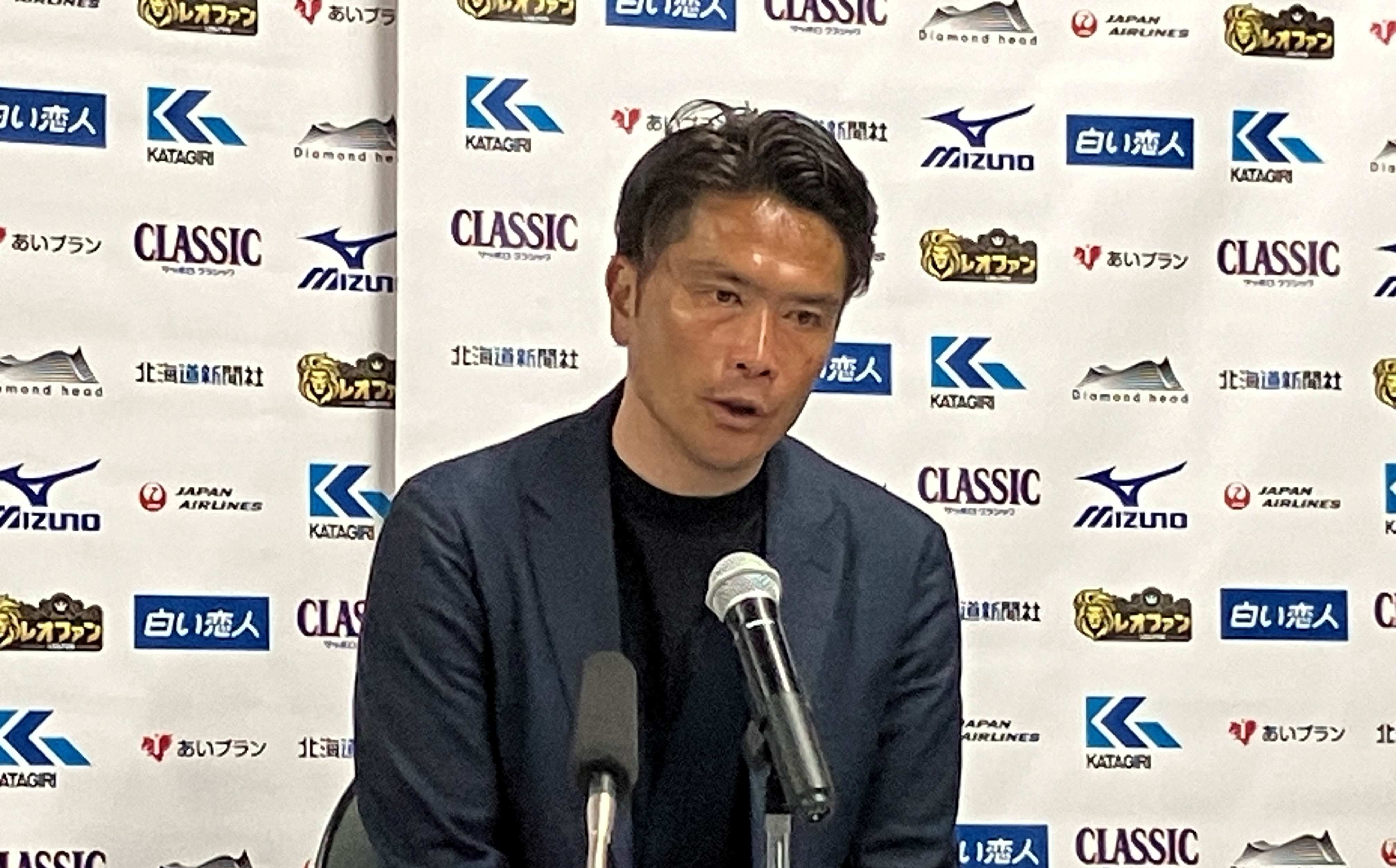 会見をする岩政大樹監督