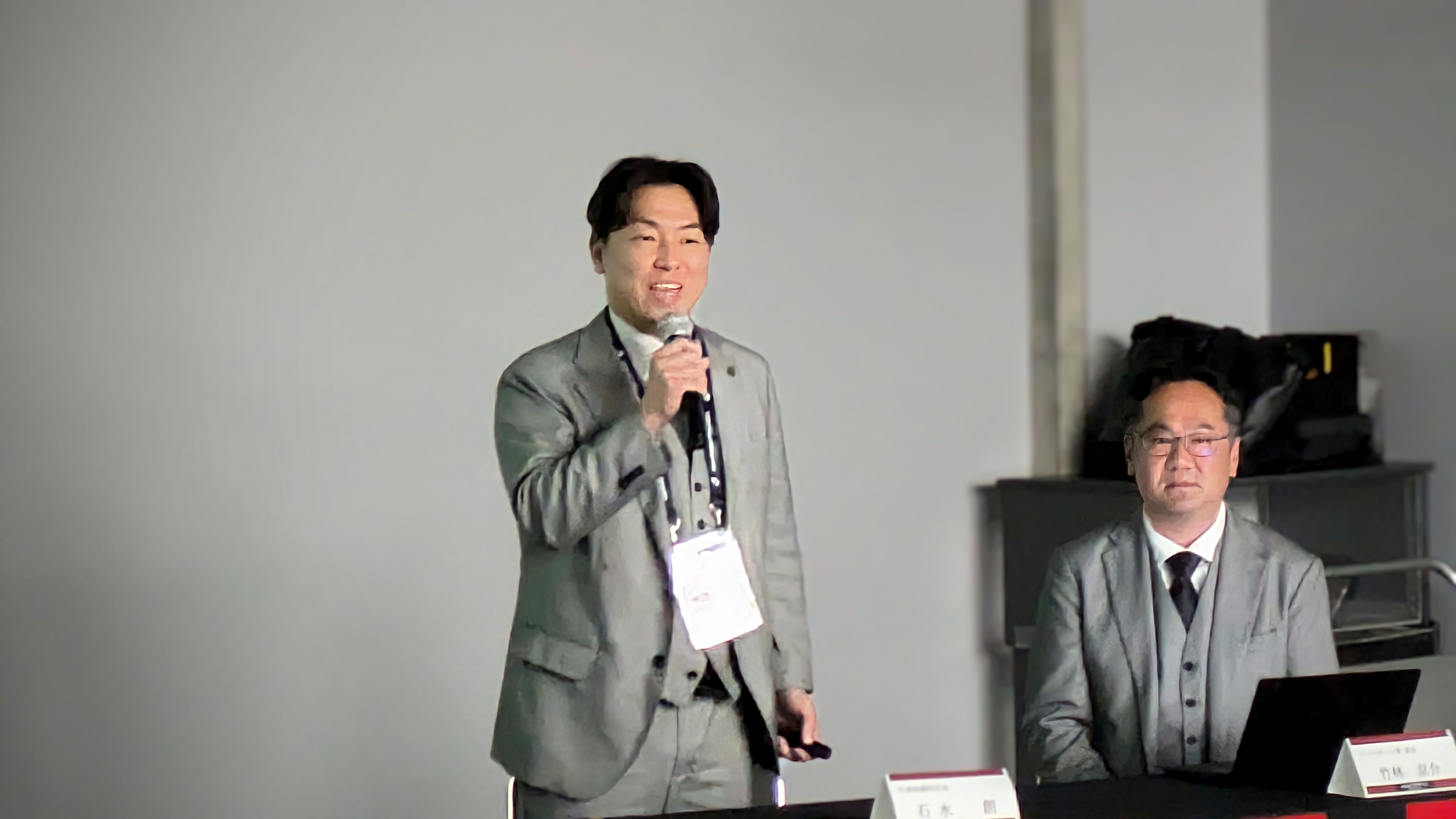 説明する北海道コンサドーレ札幌の石水創代表取締役社長と竹林京介フットボール部部長