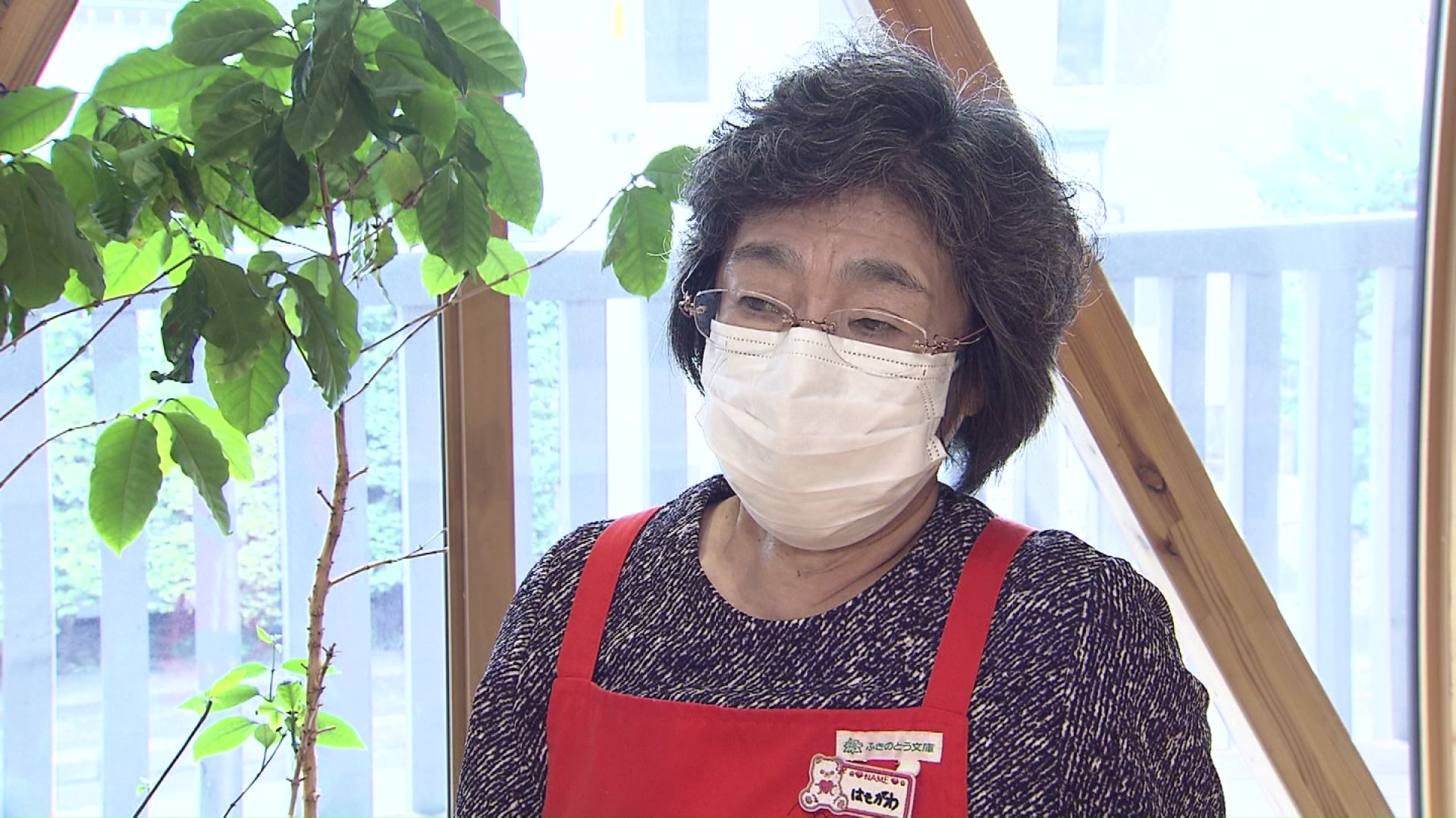 ふきのとう文庫で布絵本を作っているボランティア