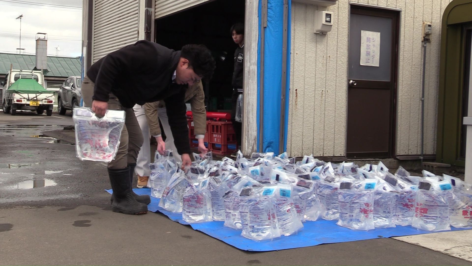 町は給水袋や給水車を用意