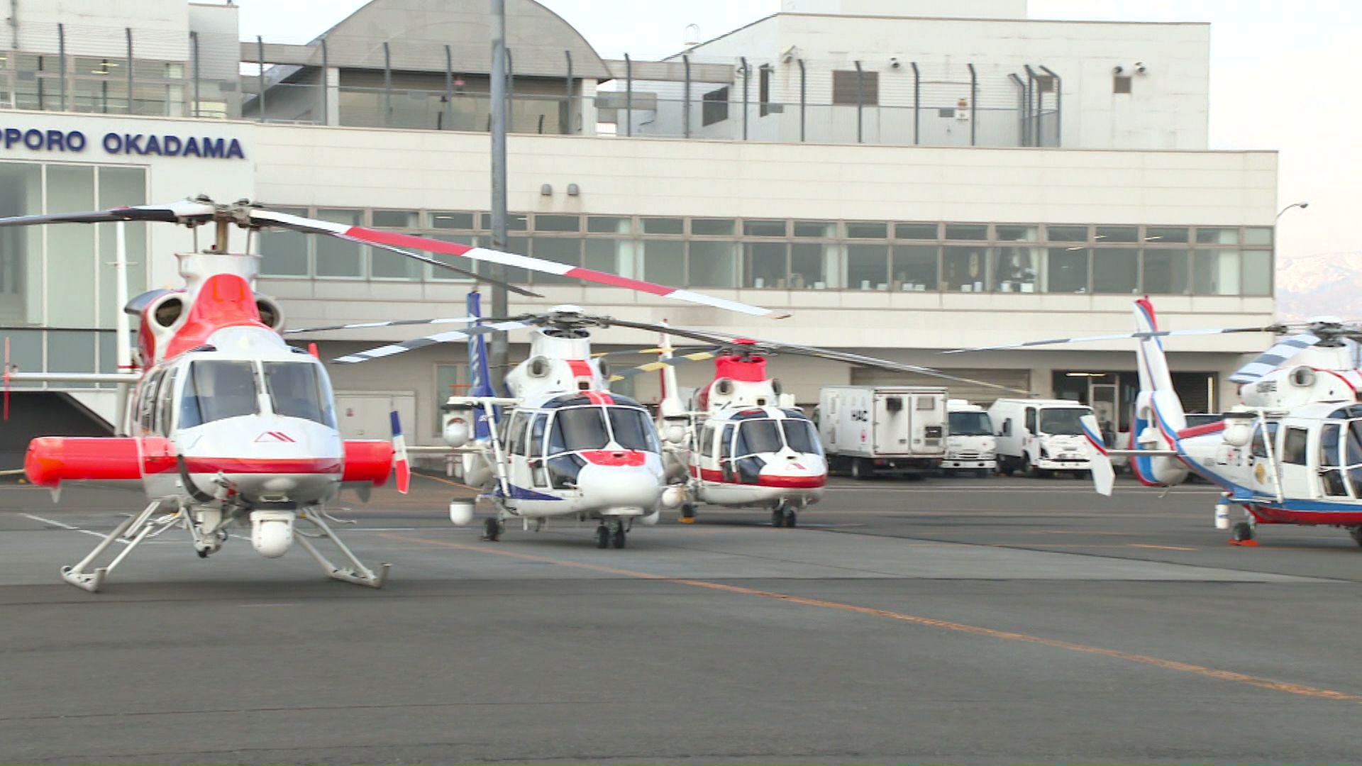 各局の取材ヘリコプター（札幌・丘珠空港）