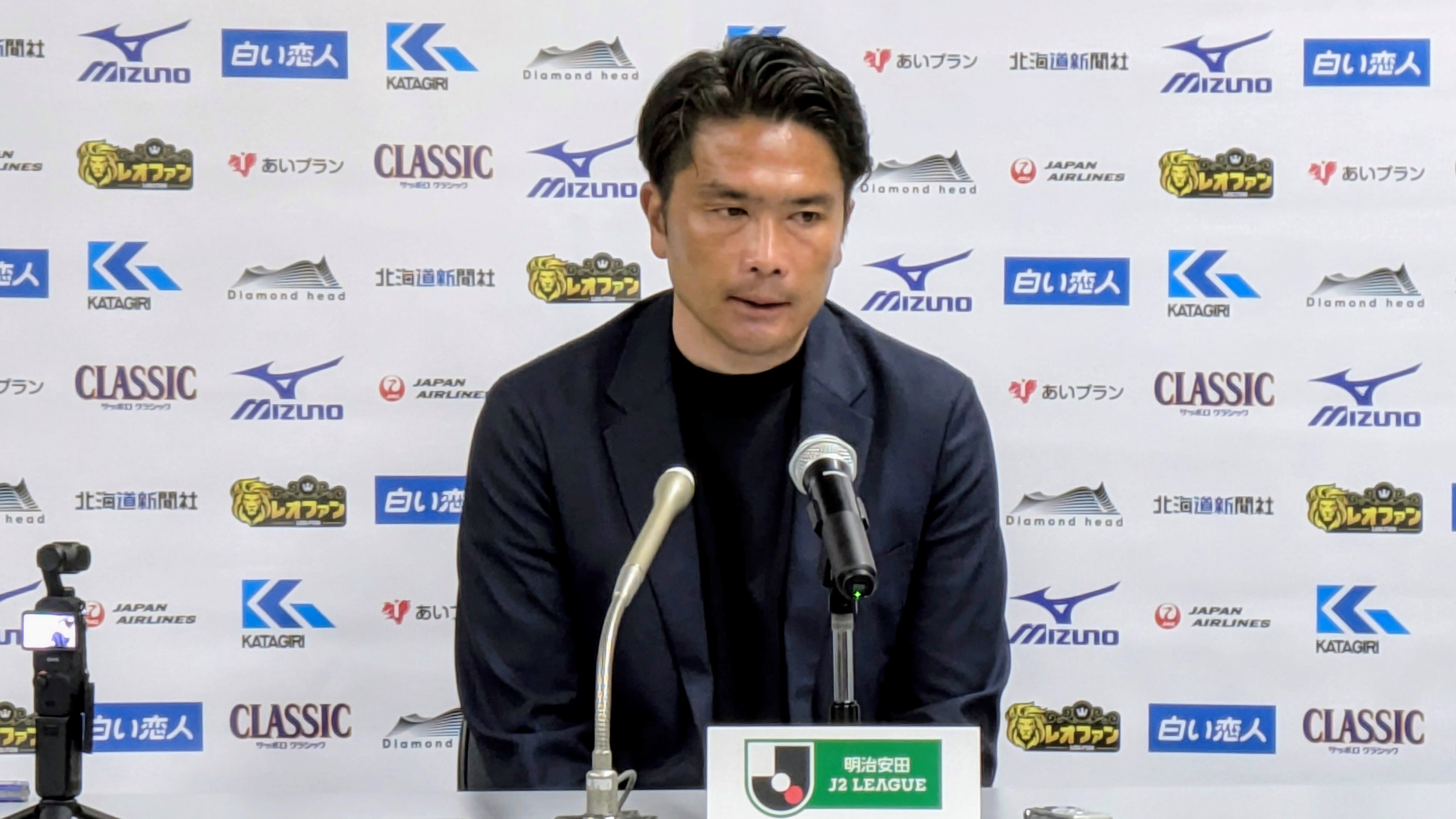 会見をする岩政大樹監督