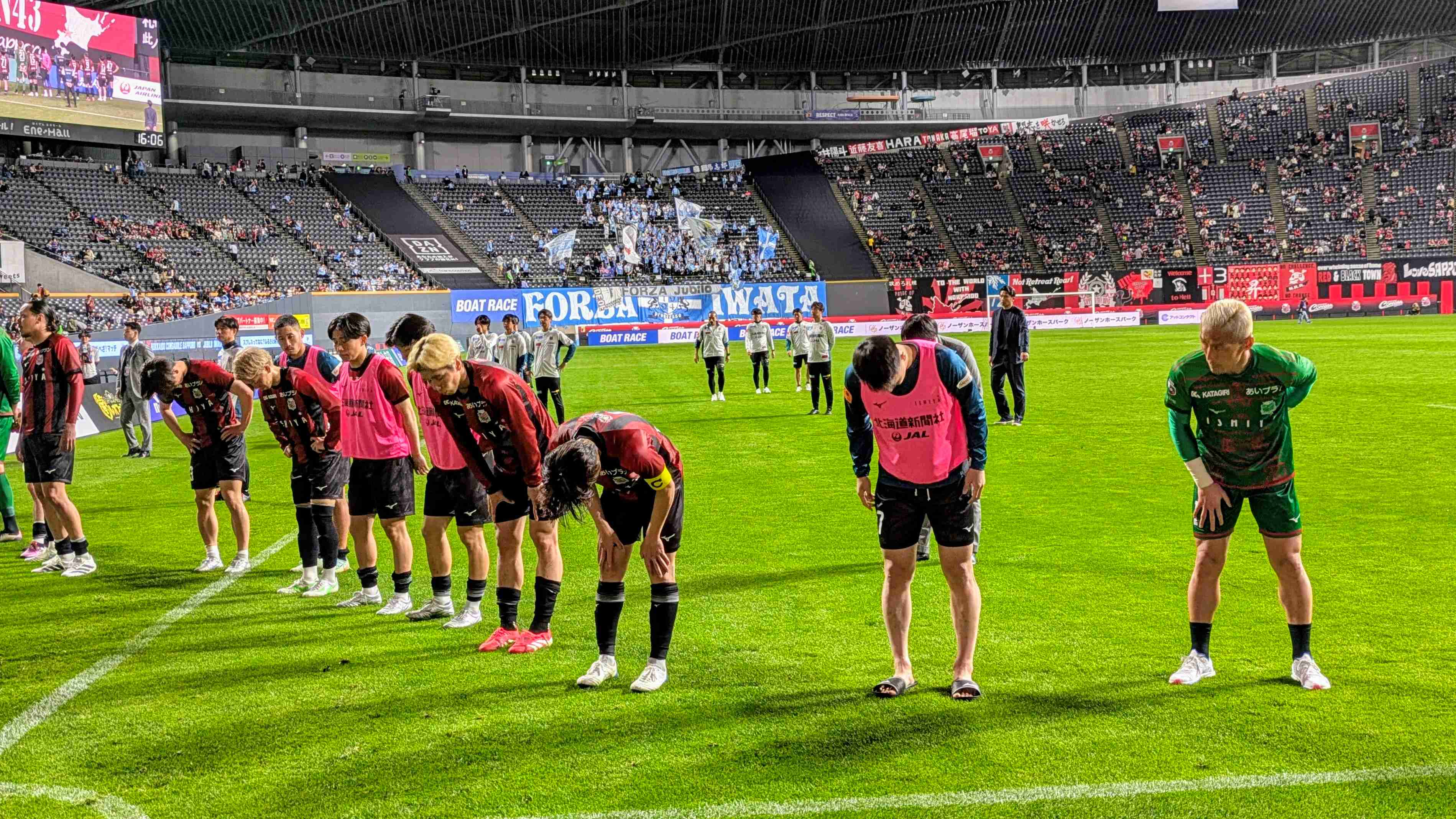 試合後 サポーターに挨拶をする選手たち