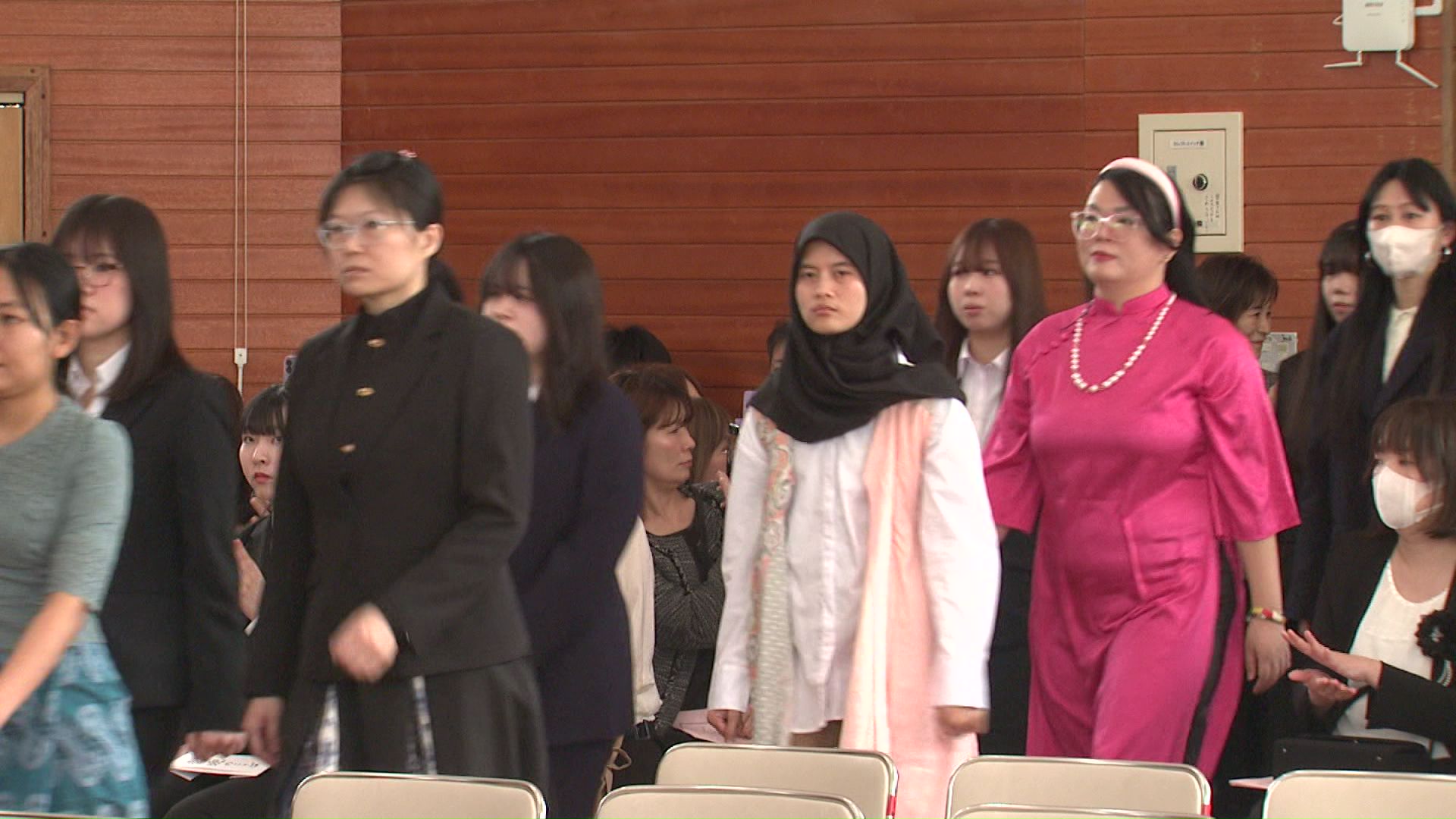 入学式に参加する留学生