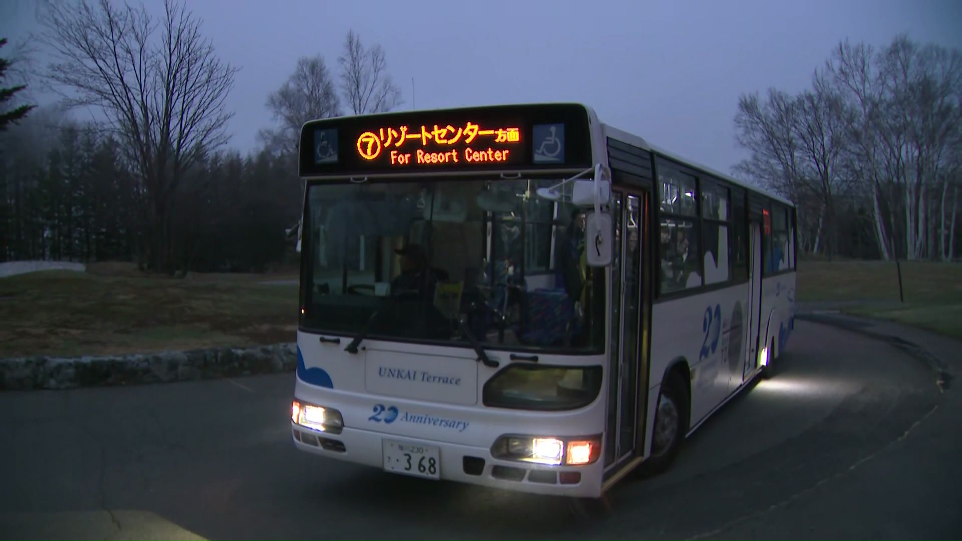 夜明けとともに大勢の人が目指す