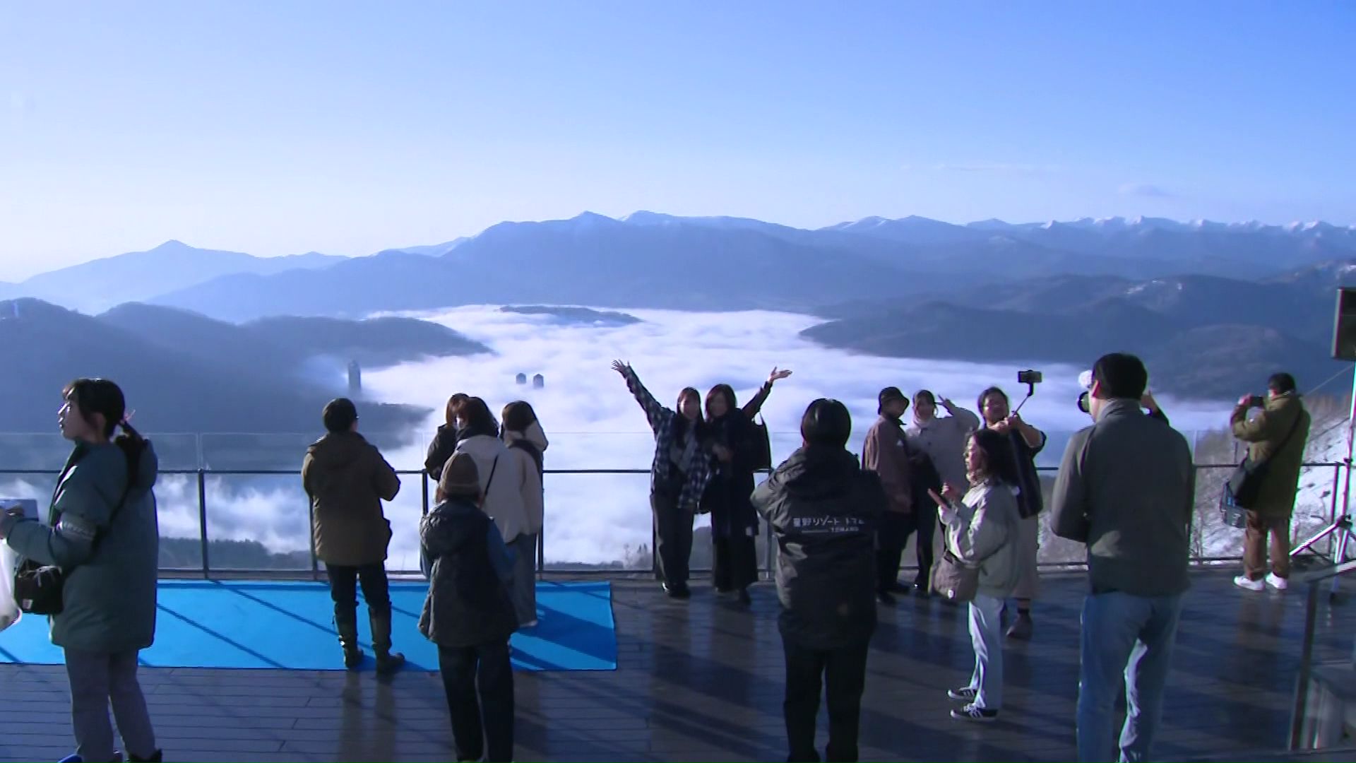 たくさんの人が訪れる雲海テラス