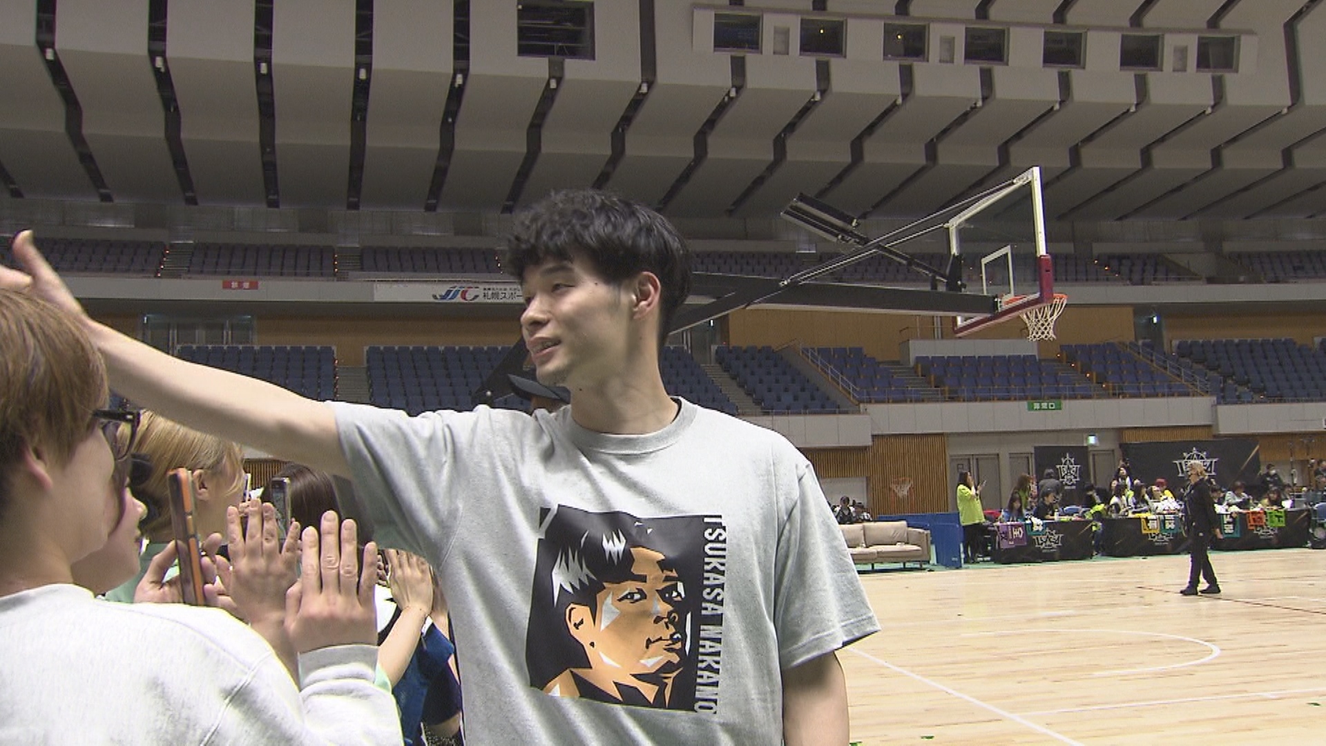 5月10日ファン感謝祭でファン・ブースターにハイタッチをする中野司選手