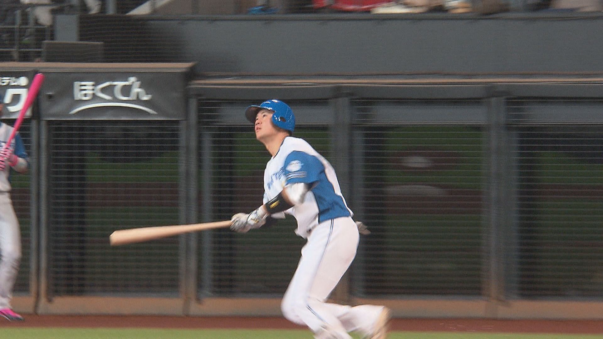 先頭打者HRを放つ吉田賢吾選手