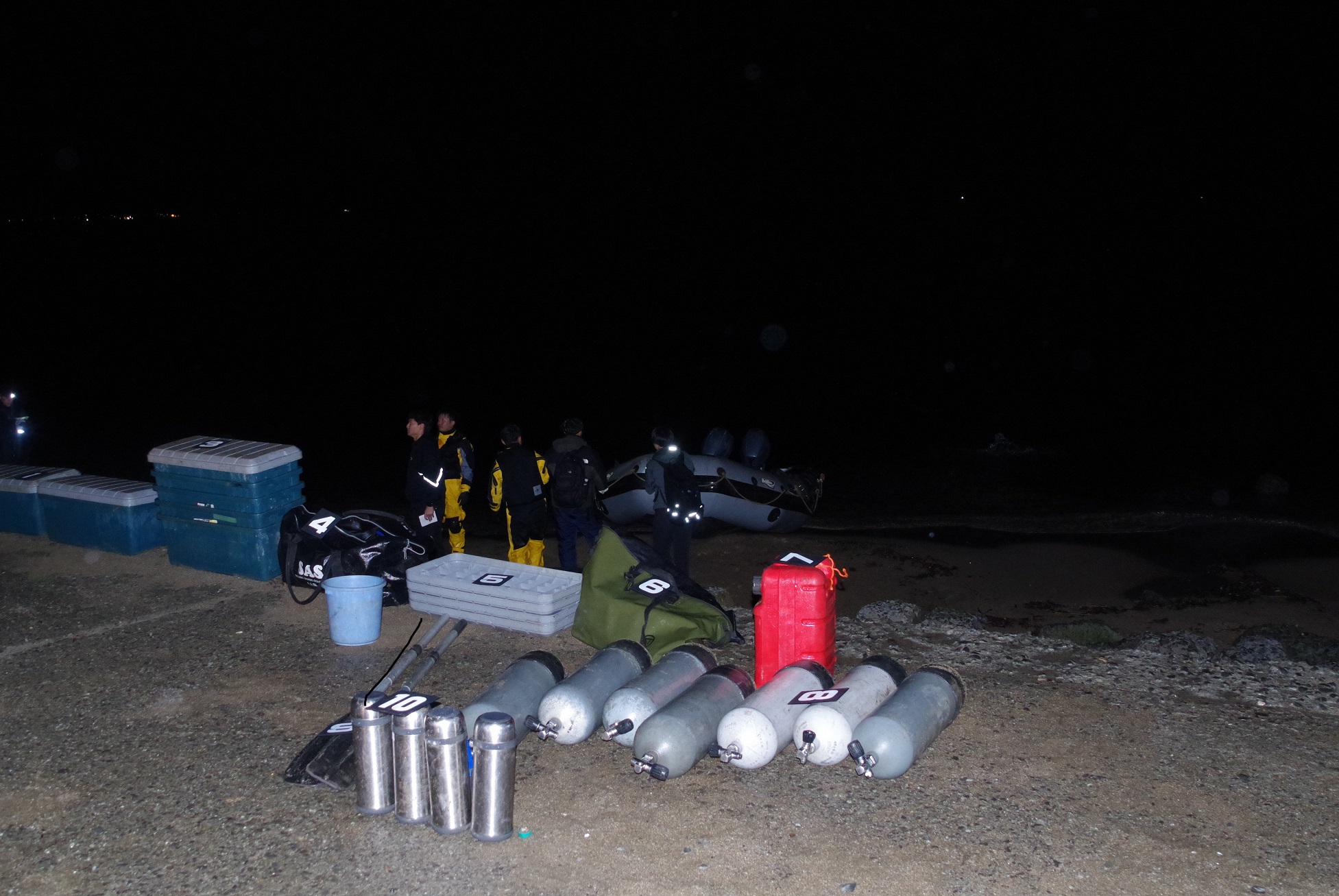 酸素ボンベやゴムボートなどの道具(提供:小樽海上保安部)