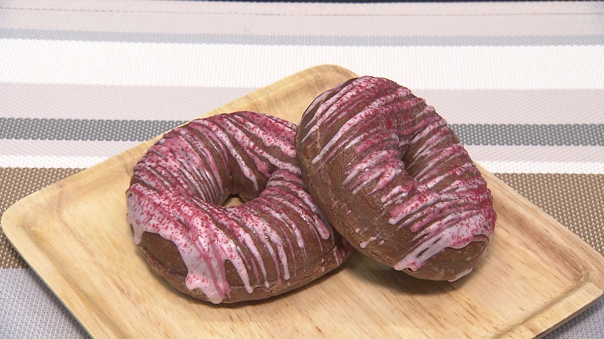 イチゴのチョコレートを使ったドーナツ