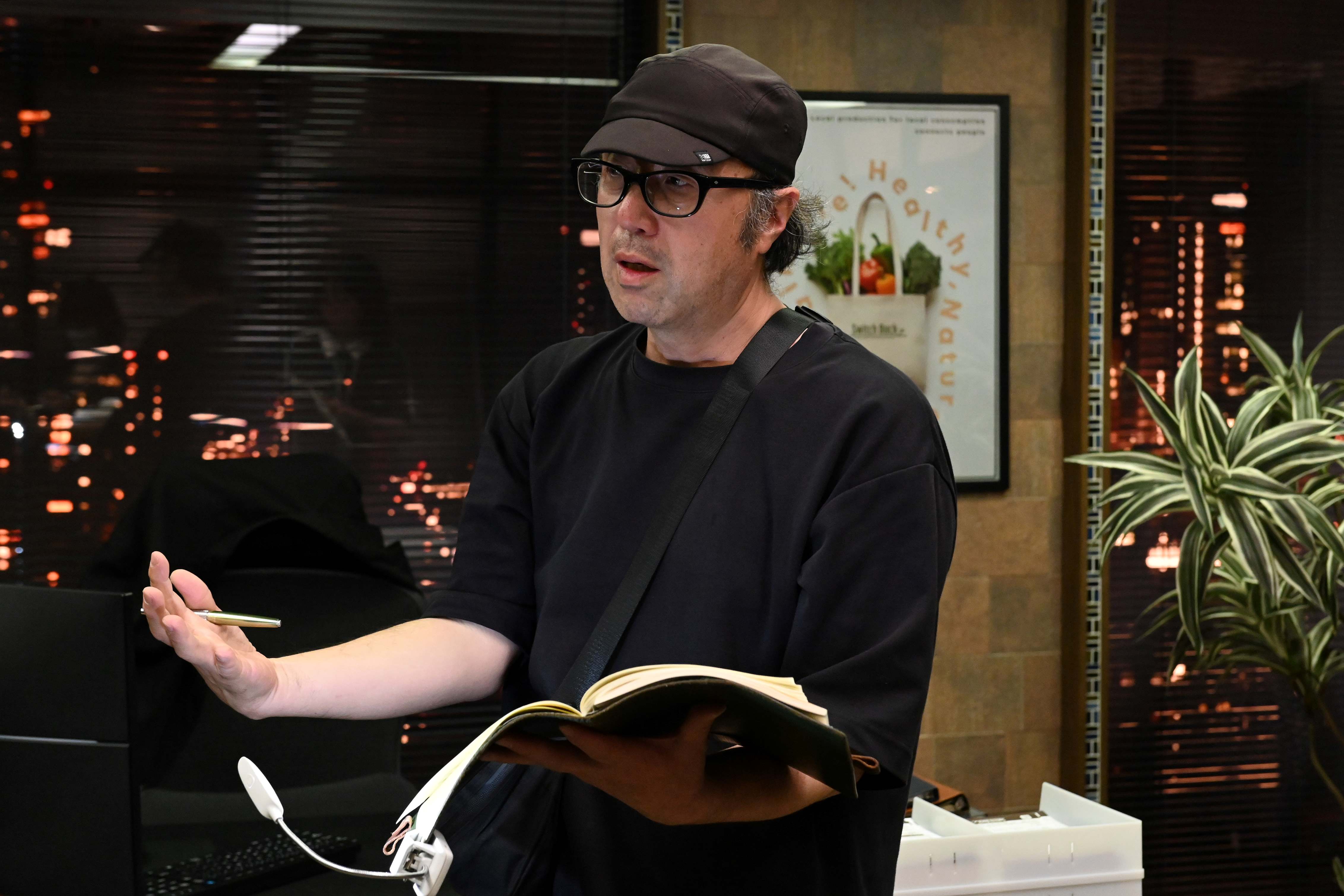 撮影現場での松木創監督