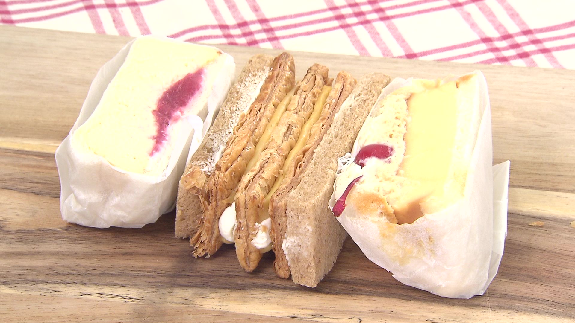 プリンのサンドイッチなどが入ったセット