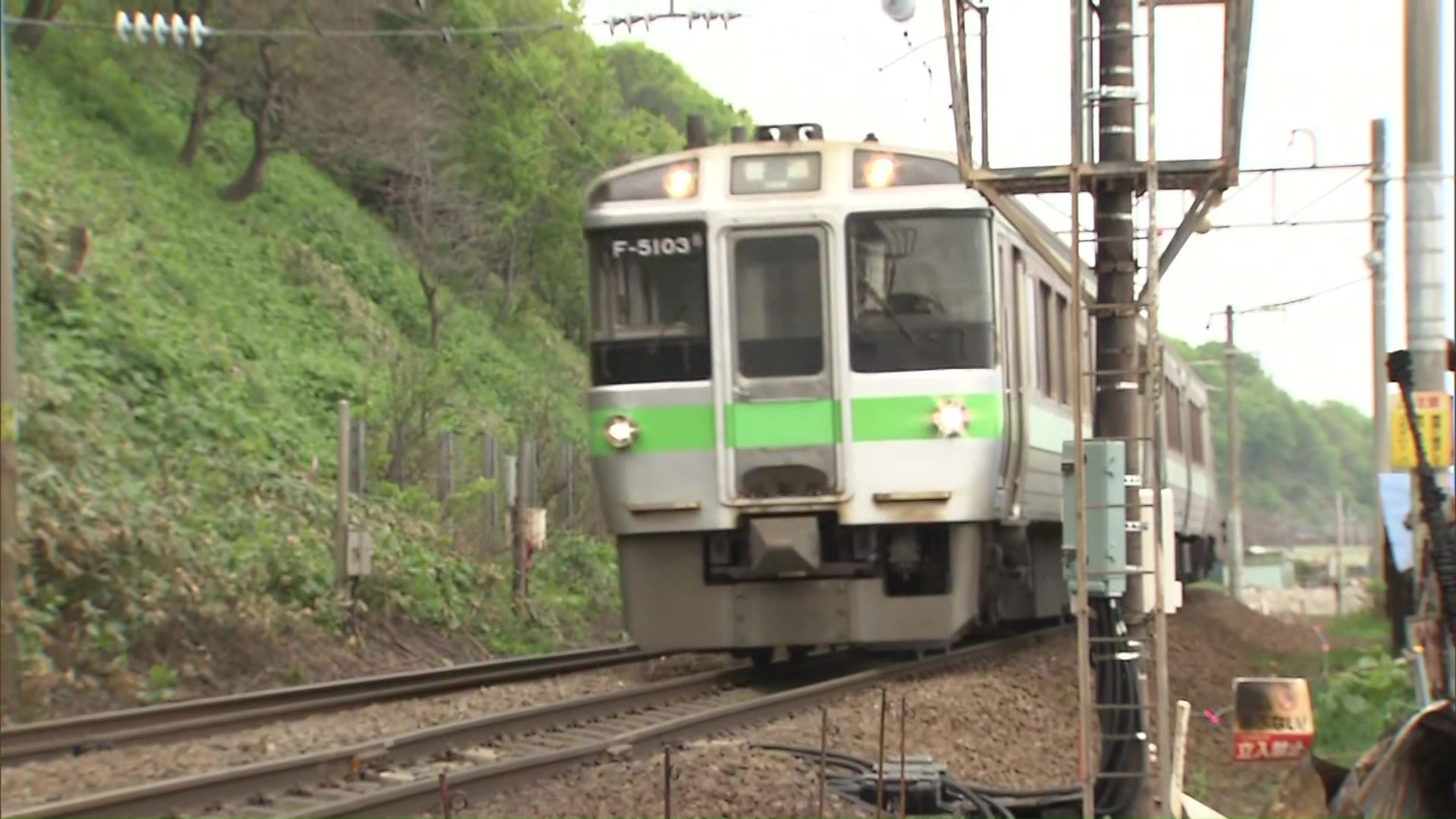 運転を再開し現場付近を通過するJRの列車