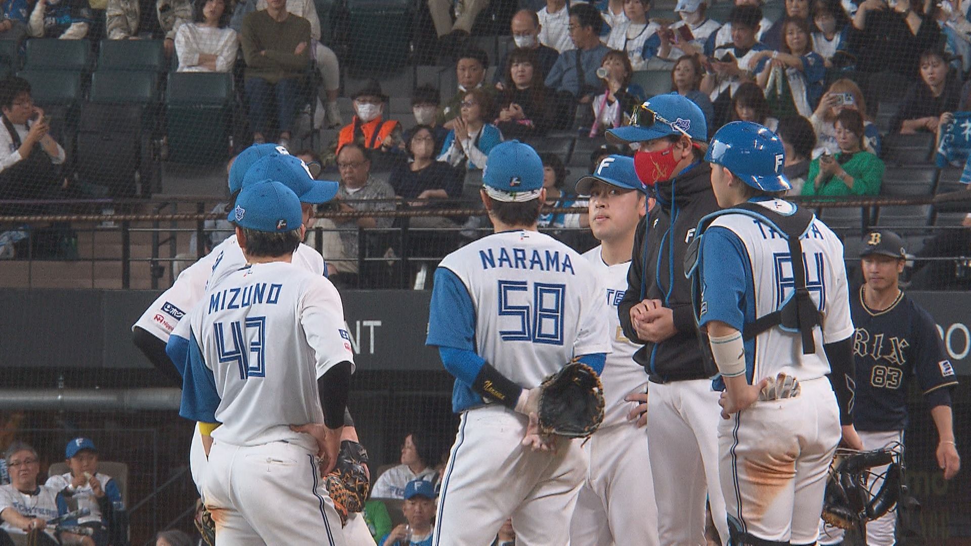 5月14日オリックス戦でマウンドに集まる日本ハムナインと新庄剛志監督