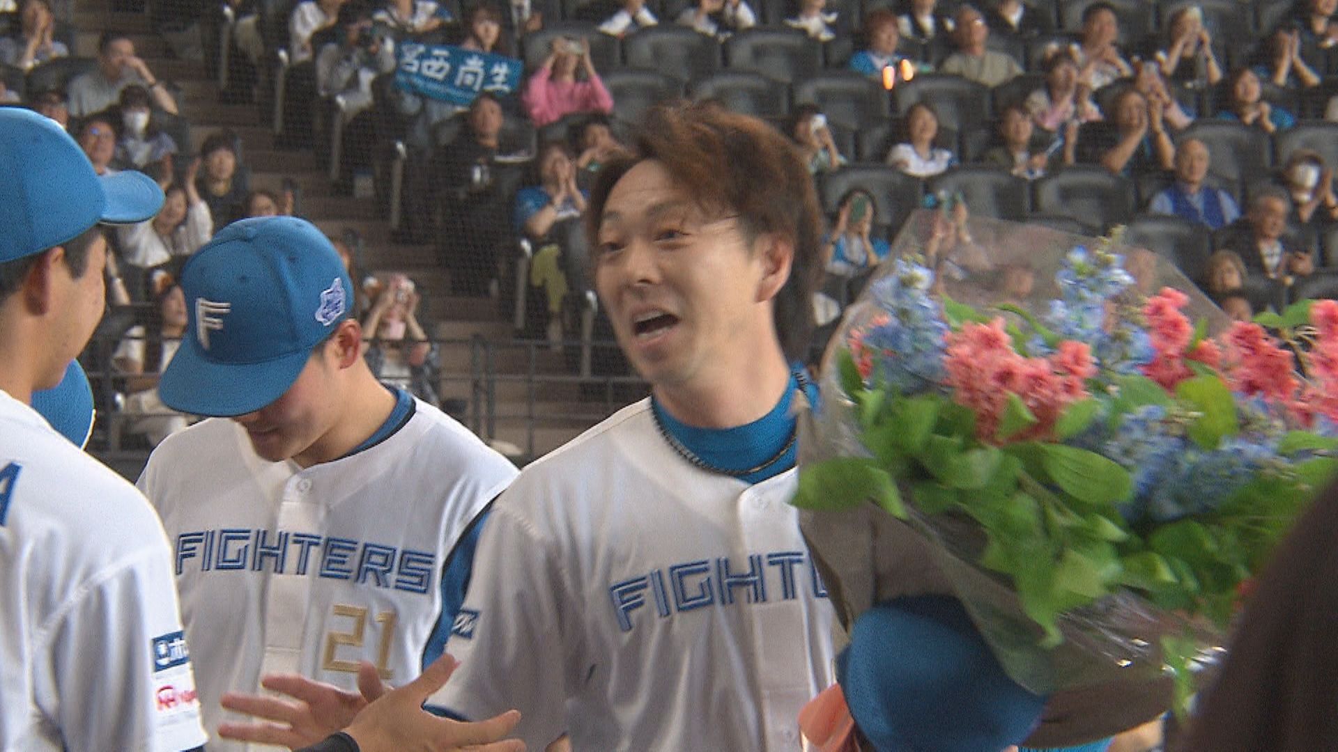 5月15日オリックス戦で880試合連続救援登板の新記録を達成し花束を贈られた日本ハムの宮西尚生投手