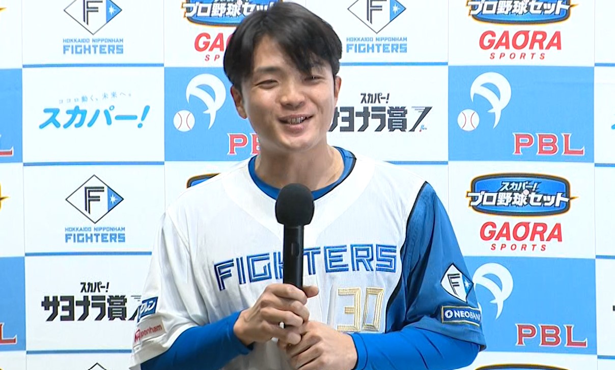 マイクを両手持ちする郡司裕也選手