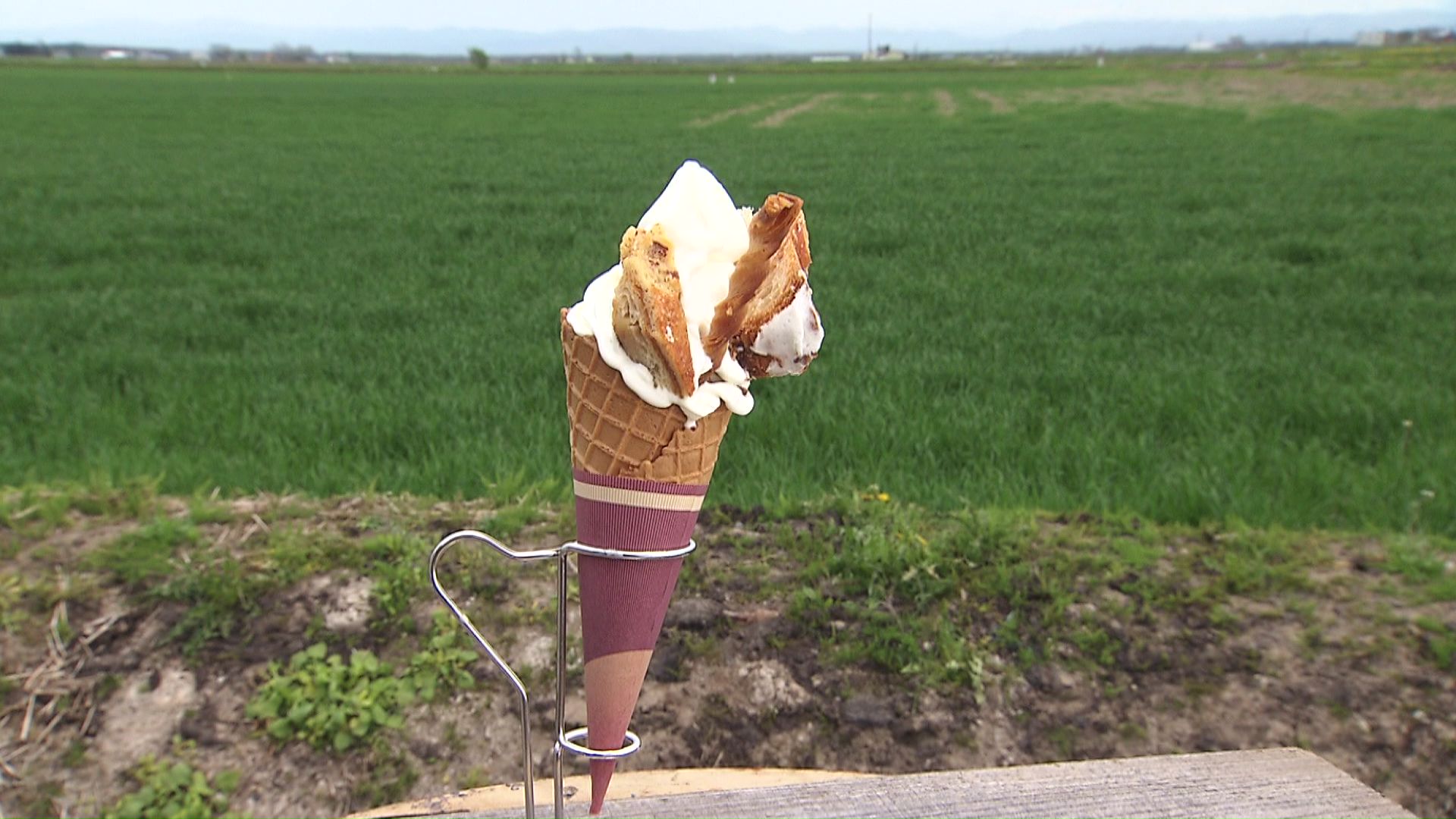 パンがトッピングされたソフトクリーム
